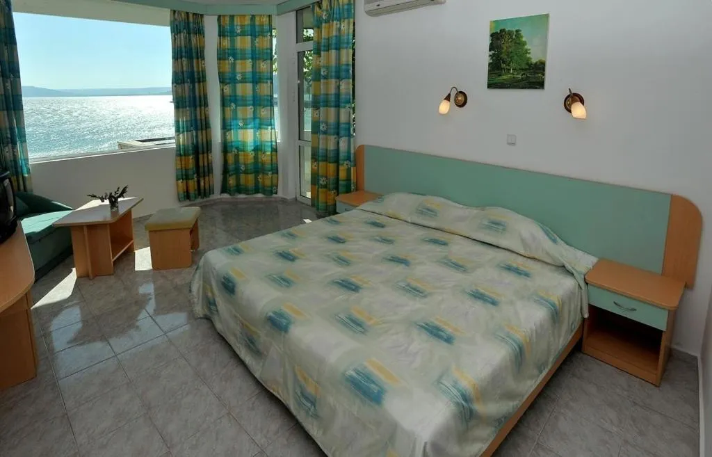 Day in Hotel Oasis - Beach Access