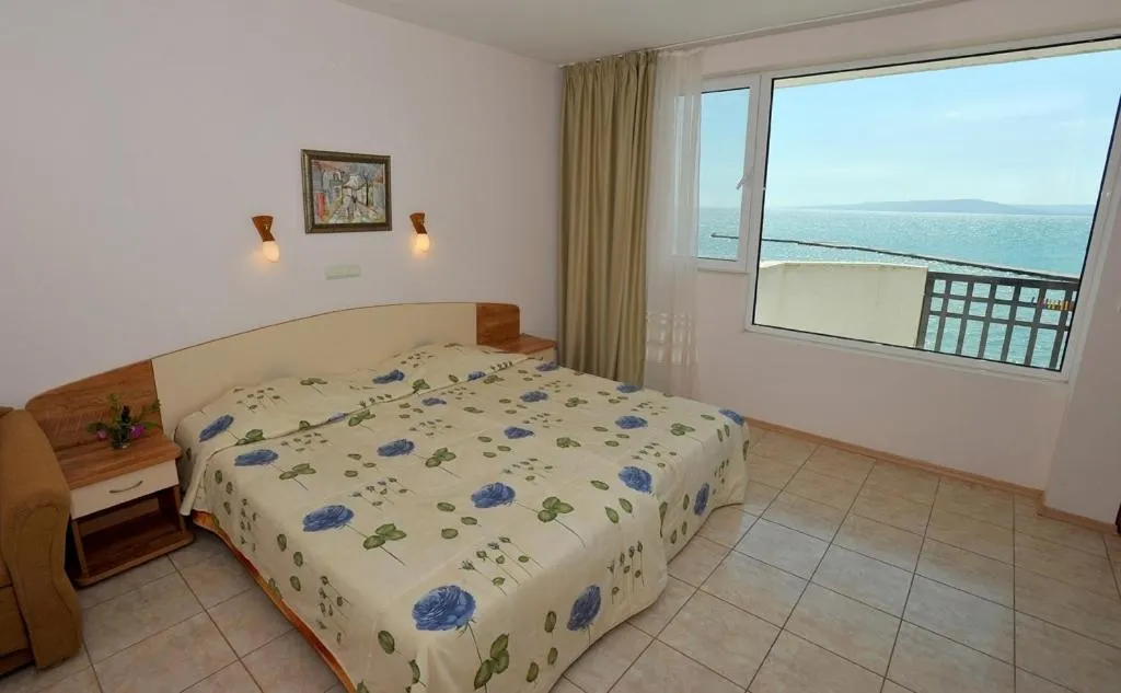 Bed in Hotel Oasis - Beach Access