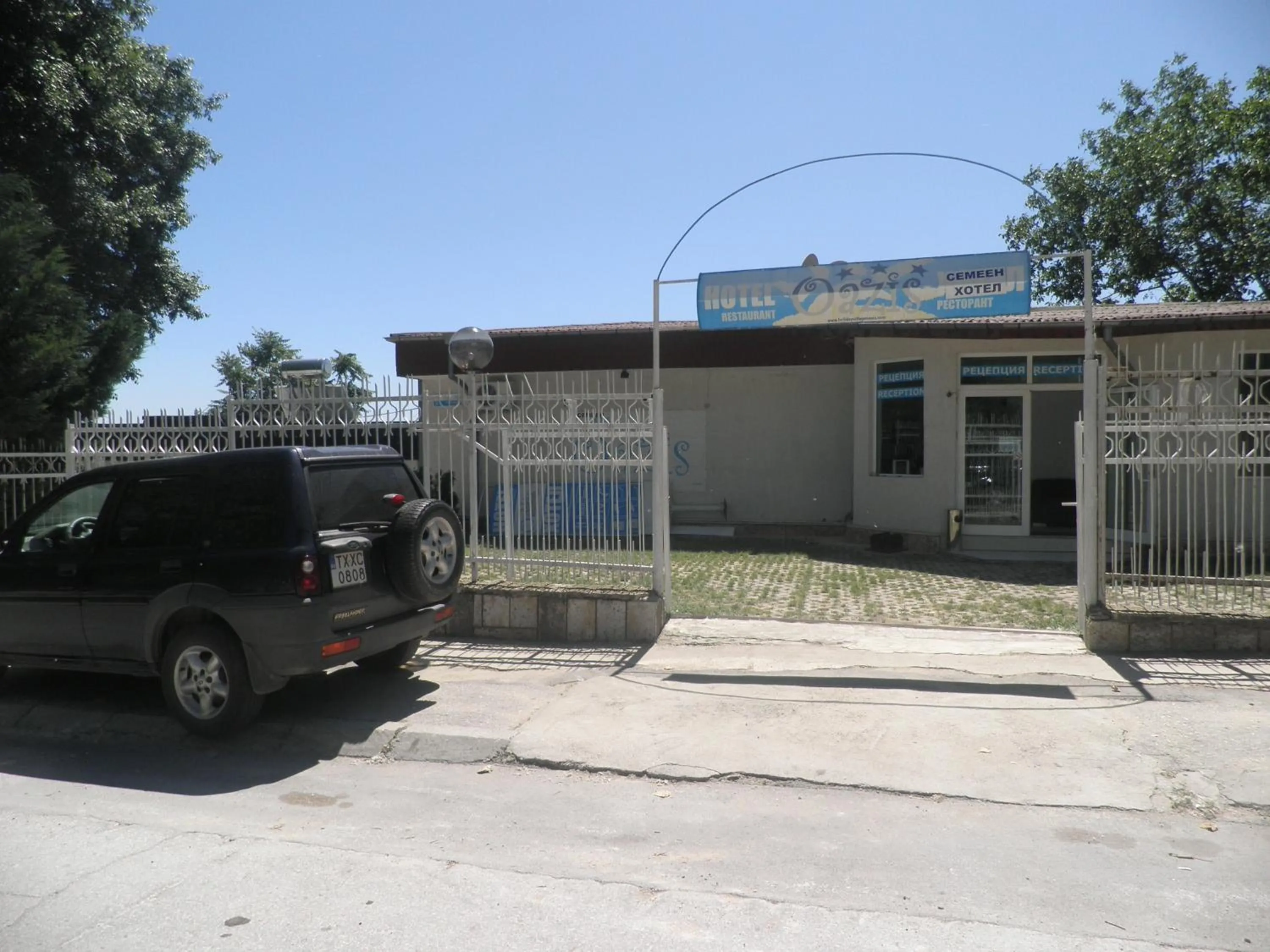Facade/entrance in Hotel Oasis - Beach Access