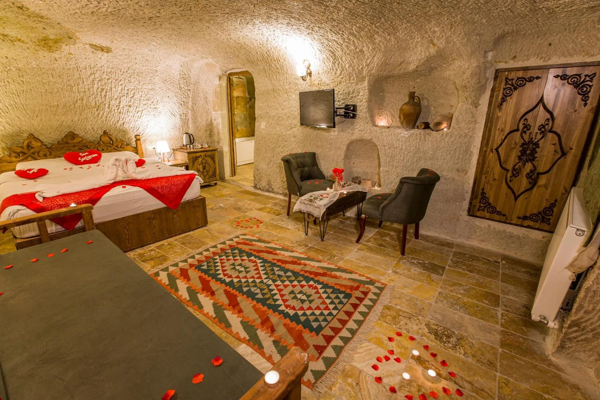 Seating area, Bed in kayadibi cave hotel