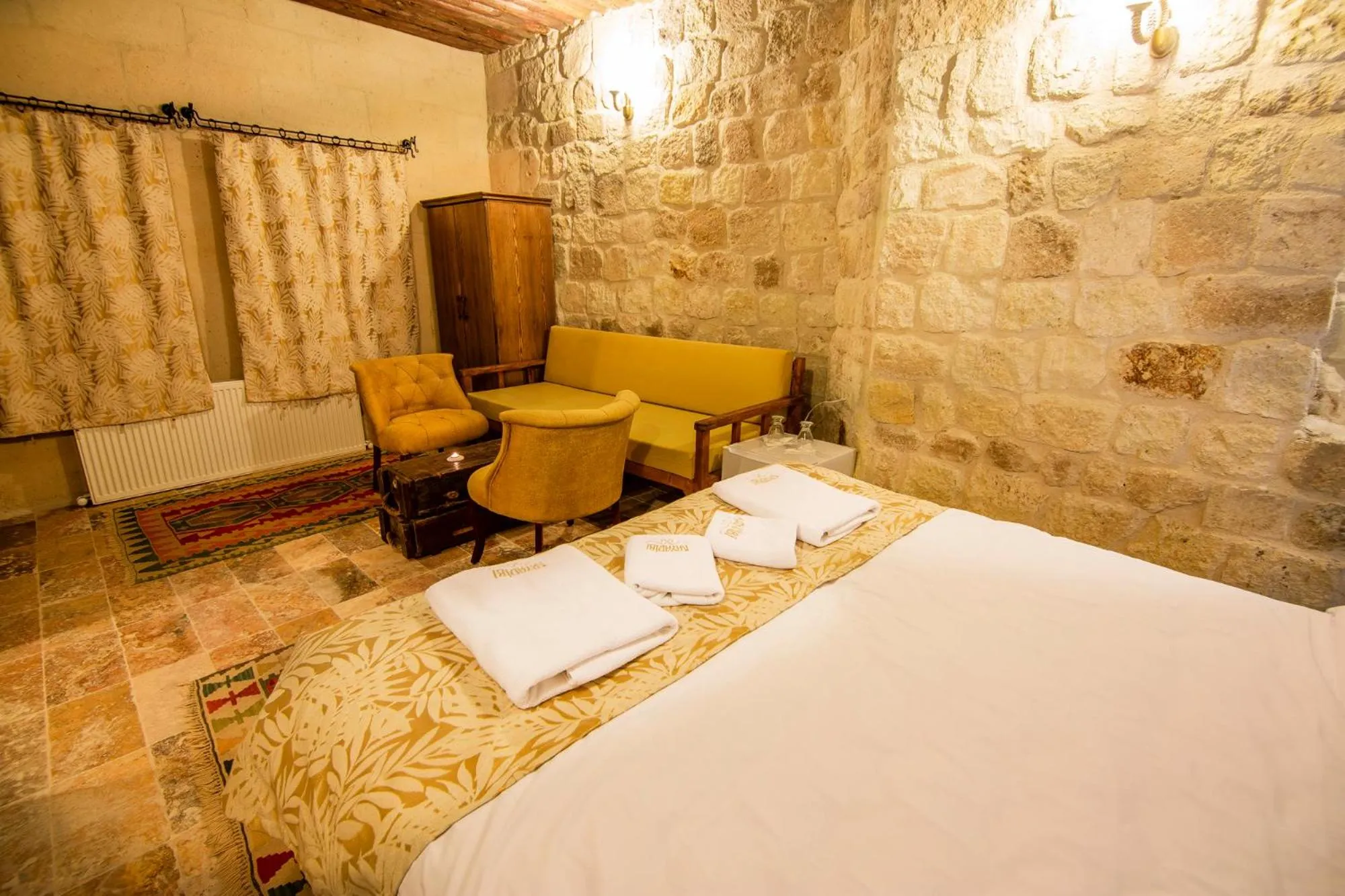 Photo of the whole room, Bed in kayadibi cave hotel