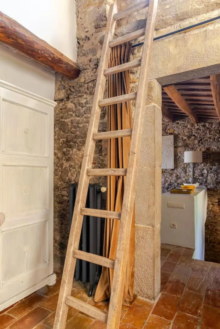 Photo of the whole room in Can Bassa