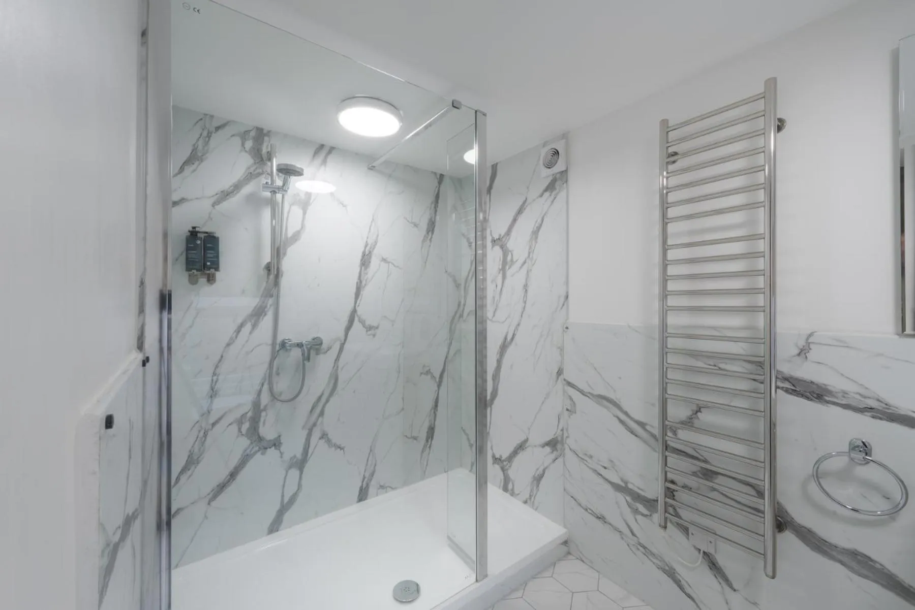 Shower in Florence Suite Boutique Hotel and Restaurant
