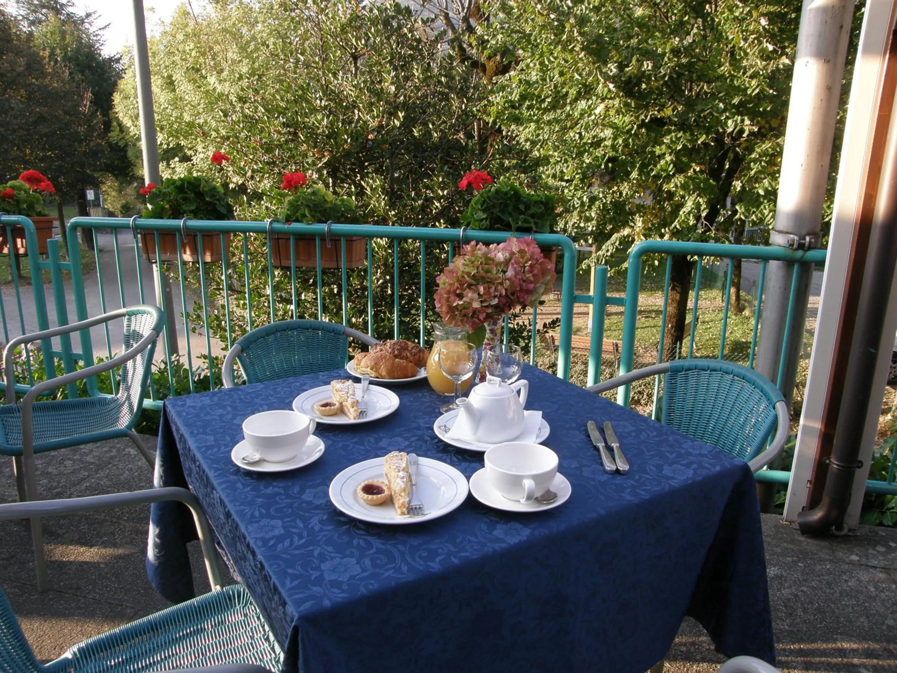 Restaurant/places to eat in Hotel National