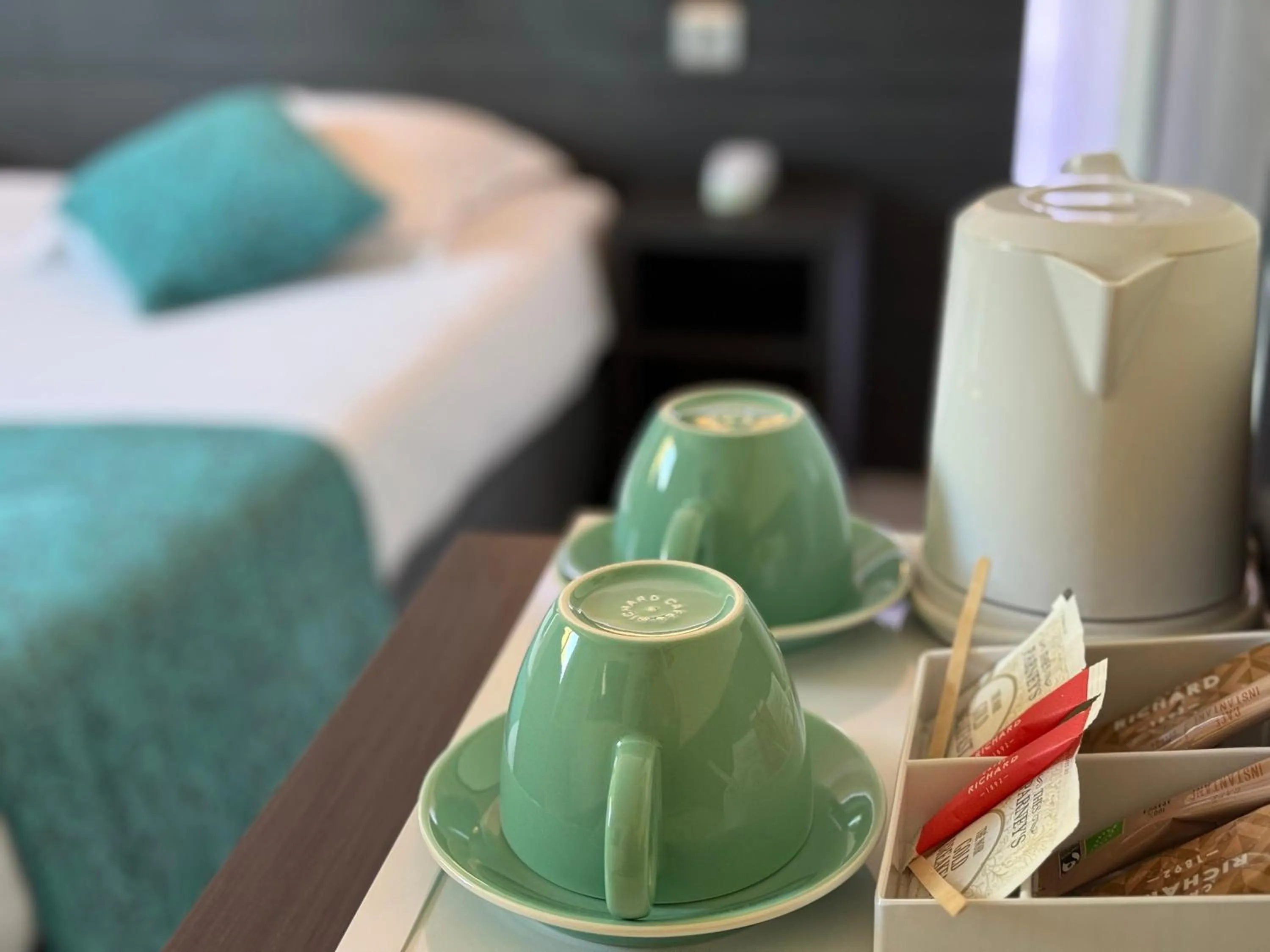 Coffee/tea facilities, Bed in Le Cheval Blanc