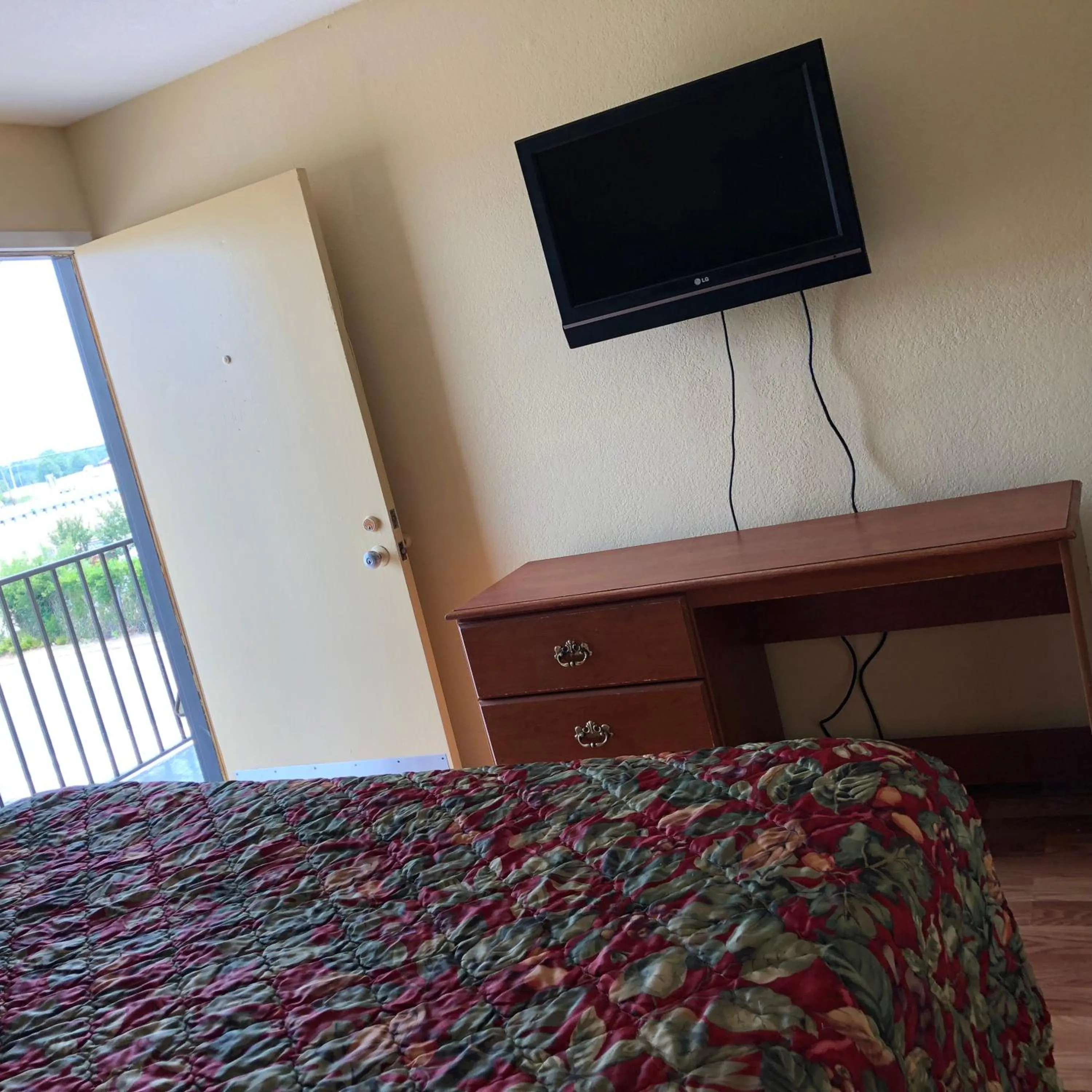 TV and multimedia, Bed in Country Host Inn