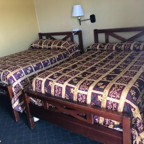Bedroom, Bed in Country Host Inn