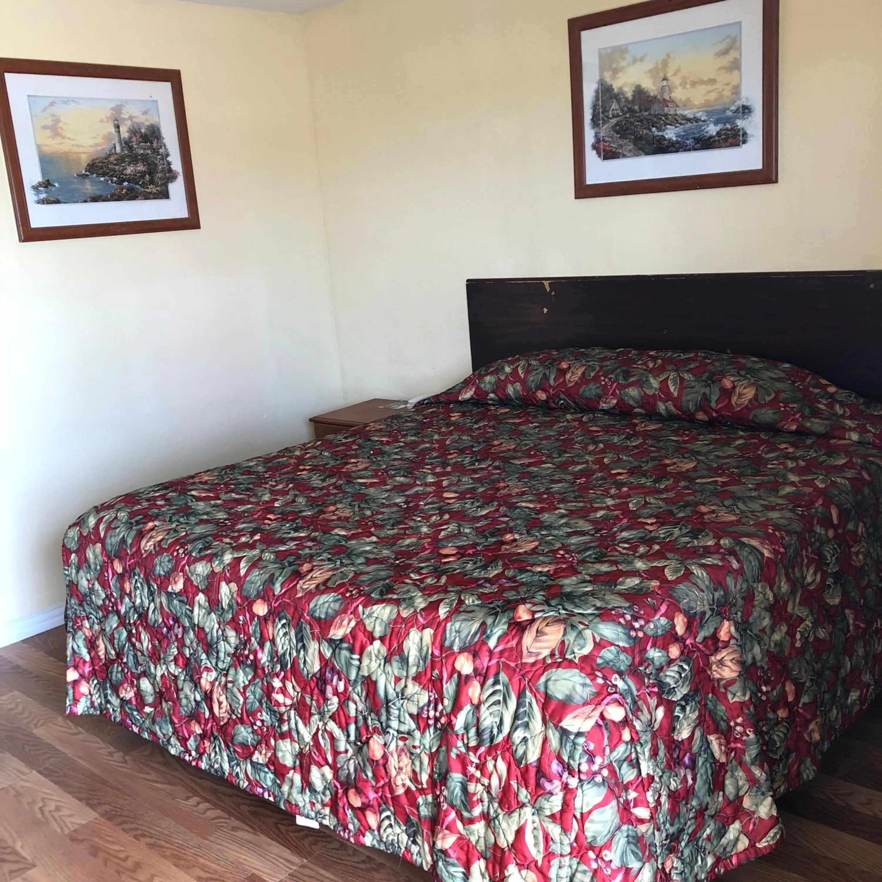 Bedroom, Bed in Country Host Inn