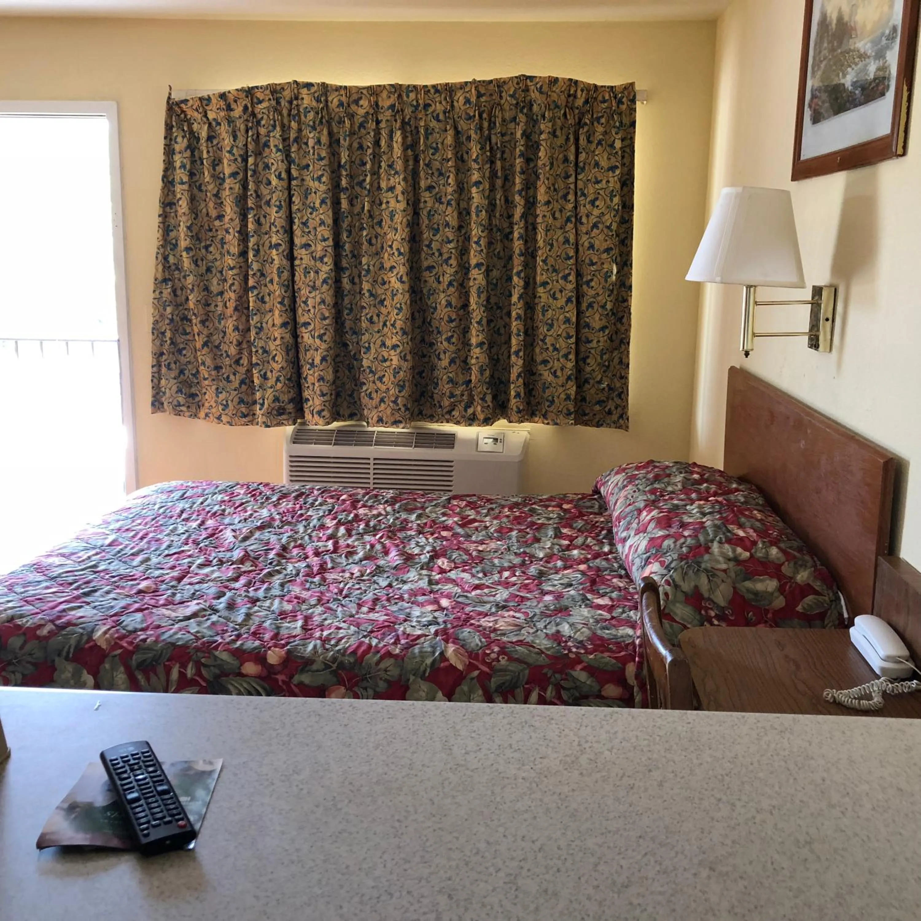 Bedroom, Bed in Country Host Inn