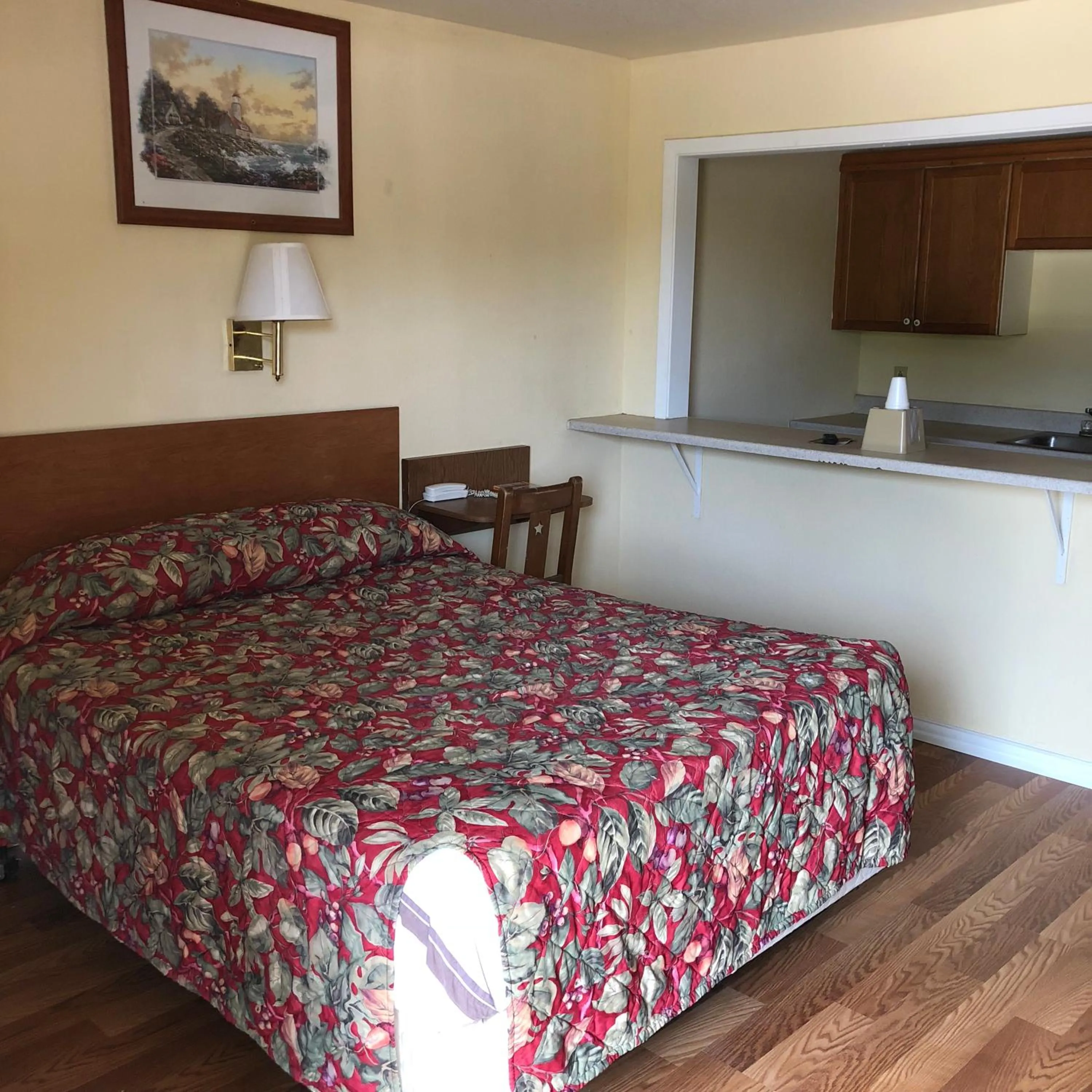 Bedroom, Bed in Country Host Inn