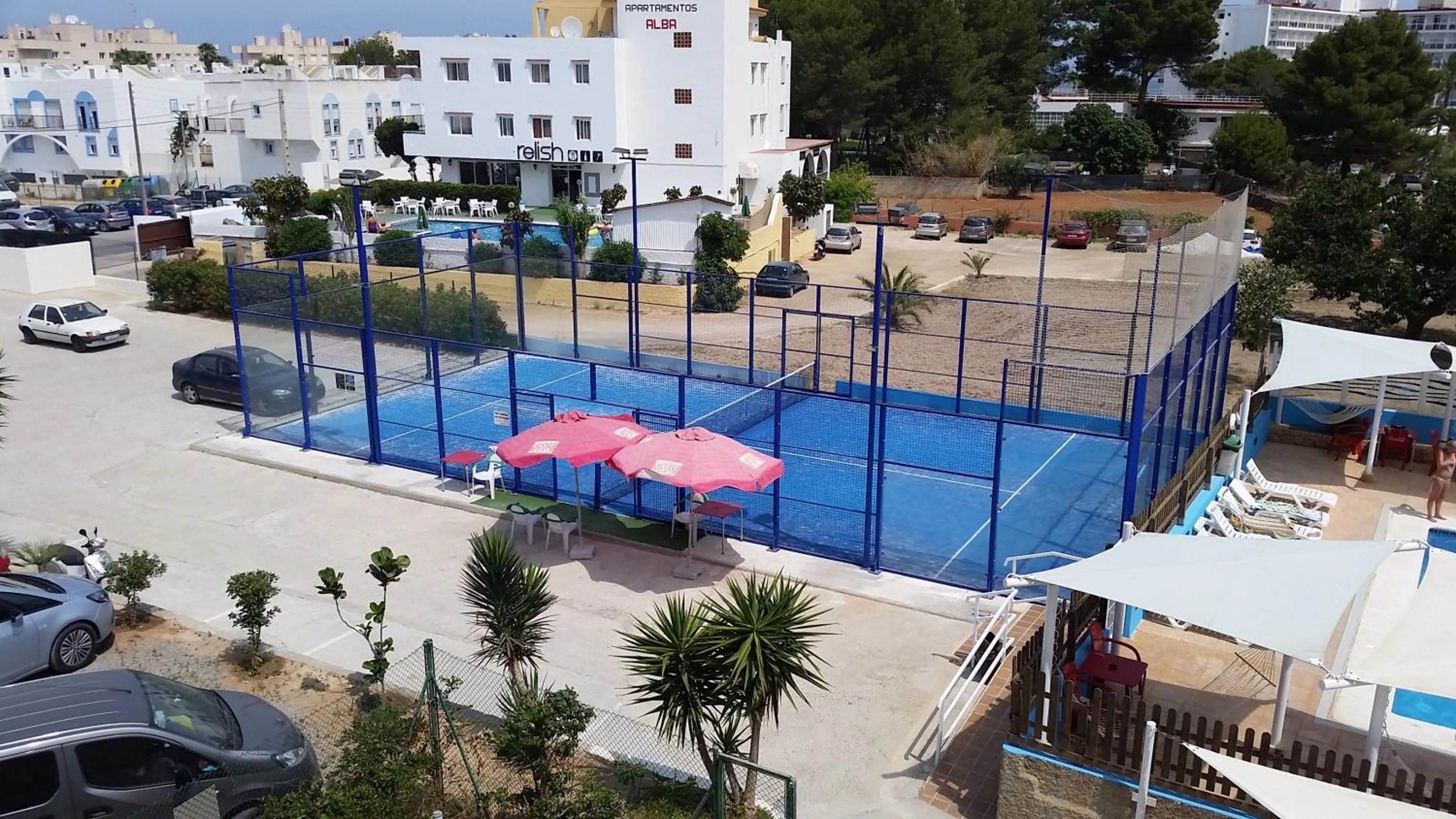 Tennis court in Apartamentos Vista al Puerto