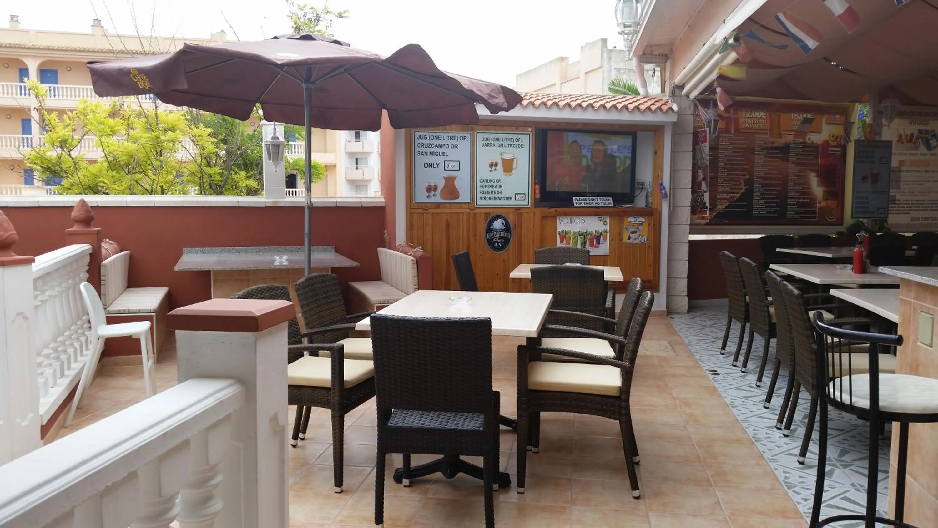 Restaurant/places to eat in Apartamentos Vista al Puerto