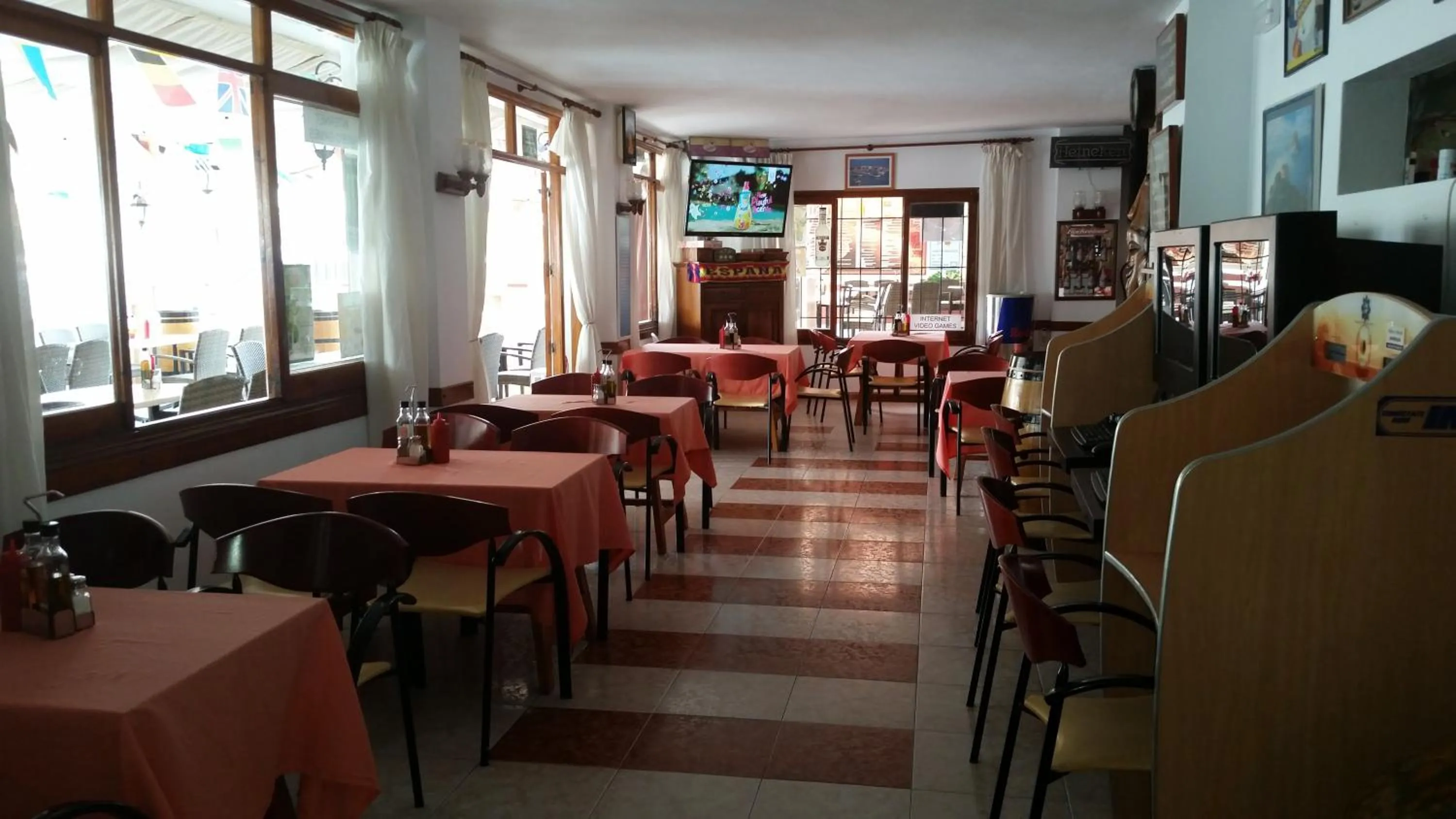 Restaurant/places to eat in Apartamentos Vista al Puerto