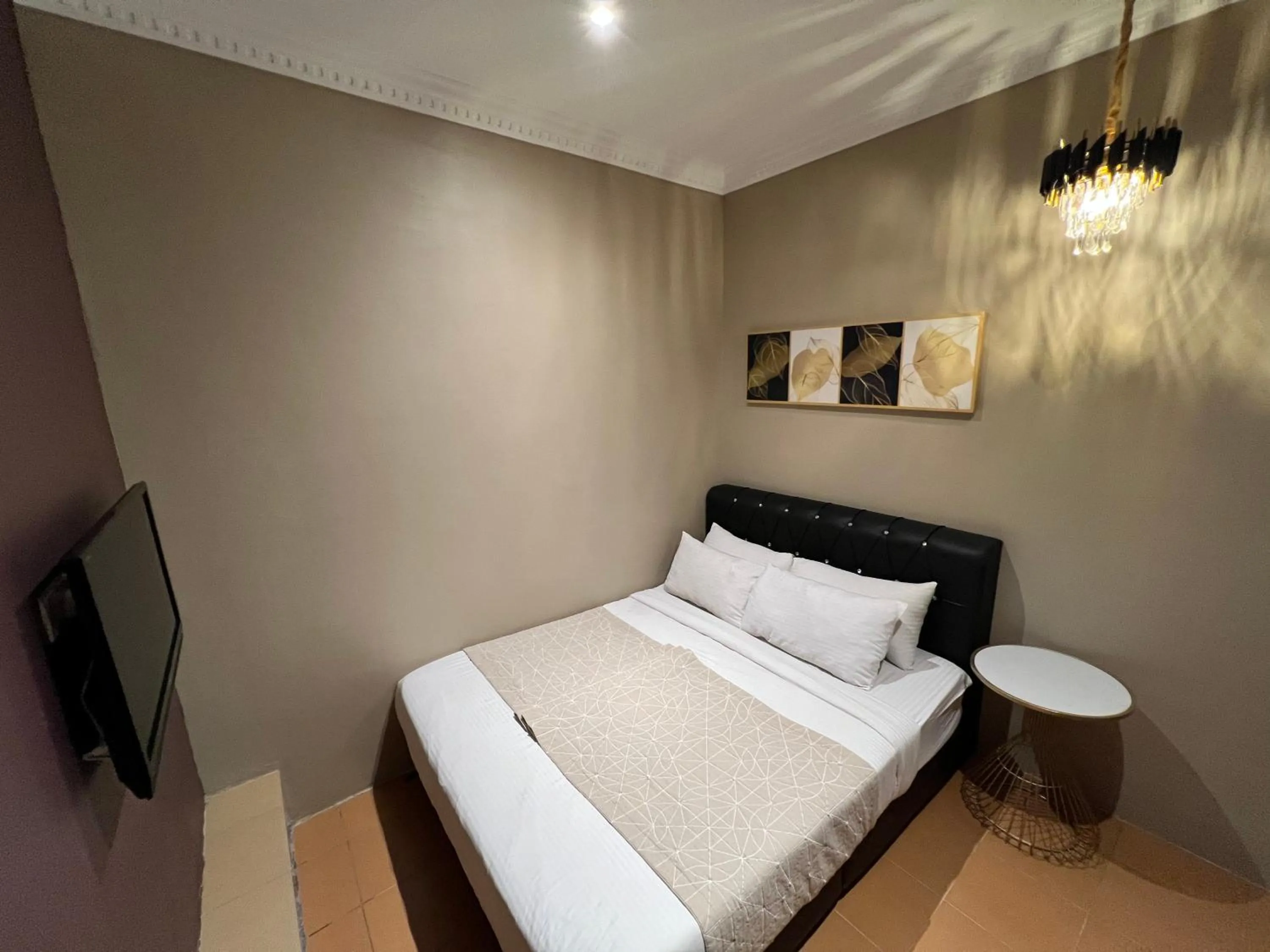 Bed in Ghazrin's Garuda Hotel