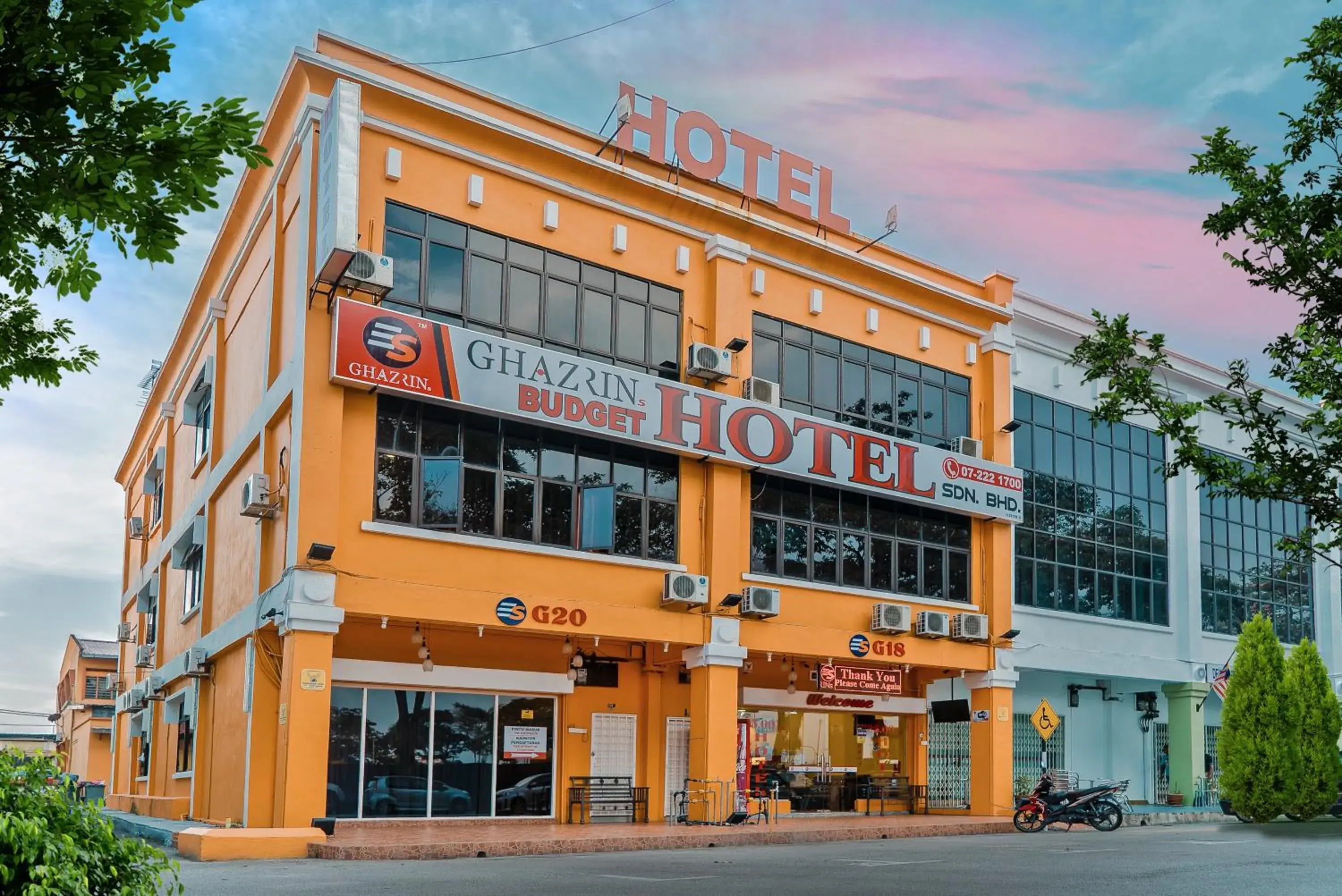 Property building in Ghazrin's Garuda Hotel Property building in Ghazrin's Garuda Hotel