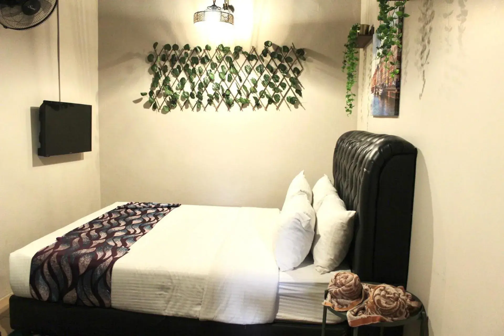 Bed in Ghazrin's Garuda Hotel Bed in Ghazrin's Garuda Hotel