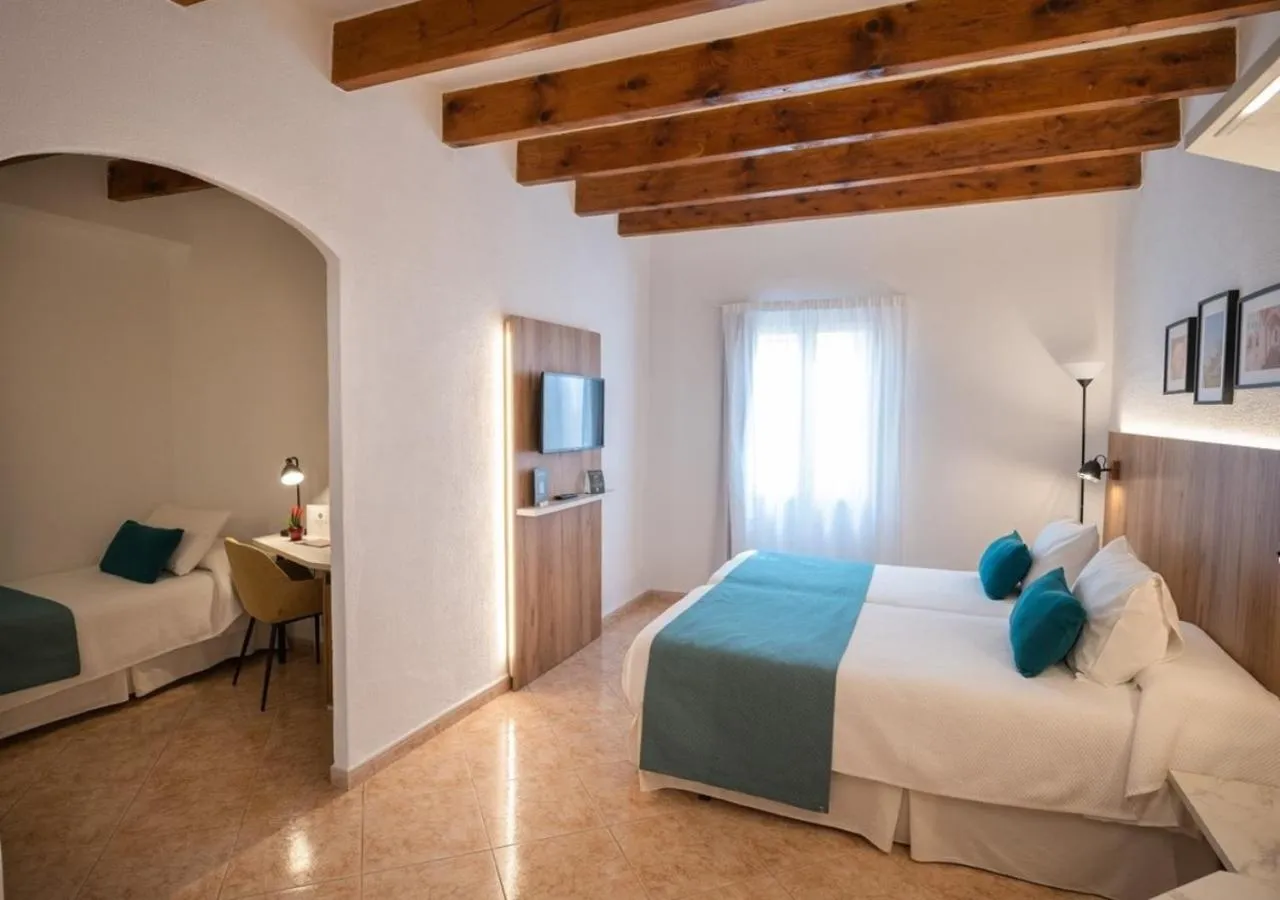 Bedroom, Bed in Alfons Hotel