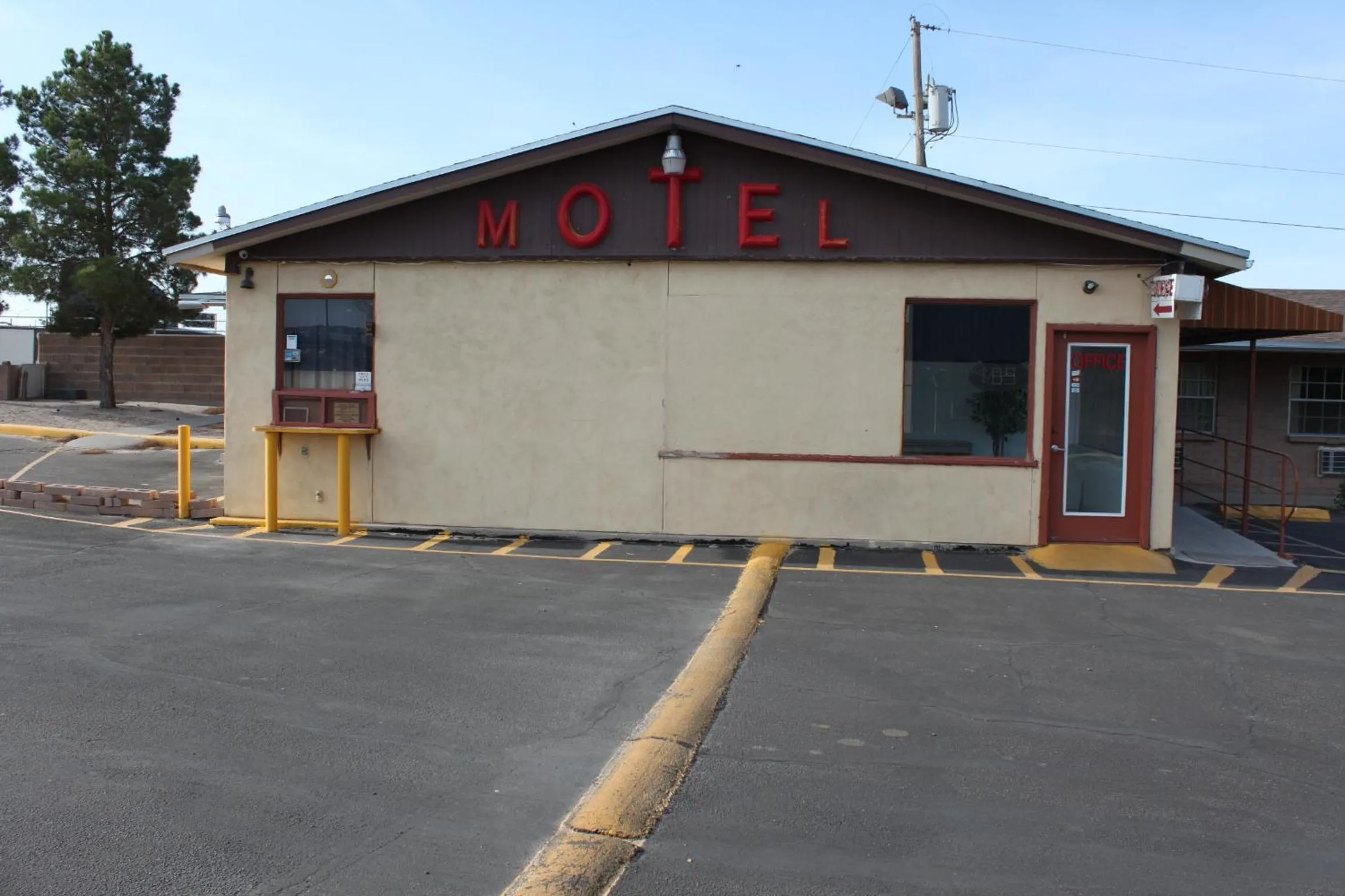 Property building in Deluxe Inn Motel