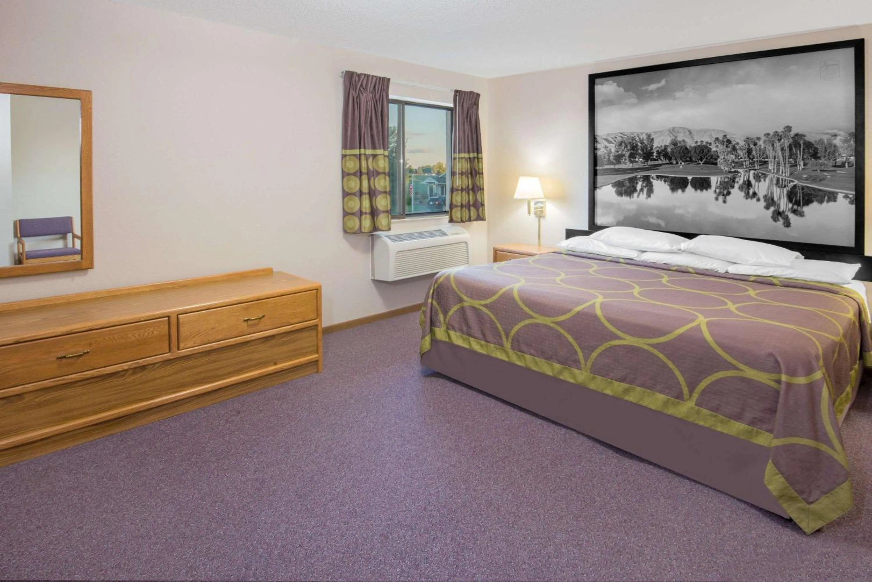 Photo of the whole room, Bed in Super 8 by Wyndham Knoxville