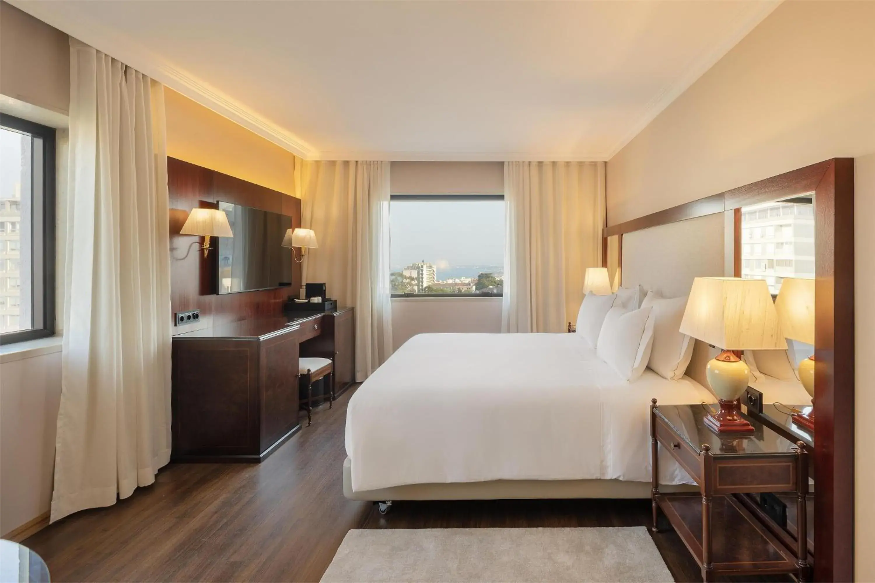 Bedroom, Bed in Dom Pedro Lisboa Hotel, a member of Radisson Individuals Bedroom, Bed in Dom Pedro Lisboa Hotel, a member of Radisson Individuals