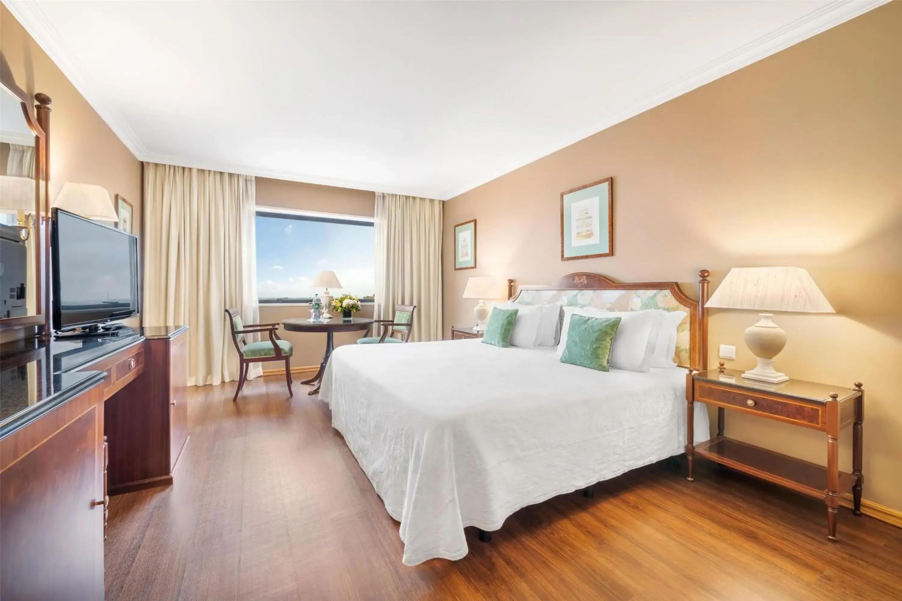 Photo of the whole room, Bed in Dom Pedro Lisboa Hotel, a member of Radisson Individuals Photo of the whole room, Bed in Dom Pedro Lisboa Hotel, a member of Radisson Individuals