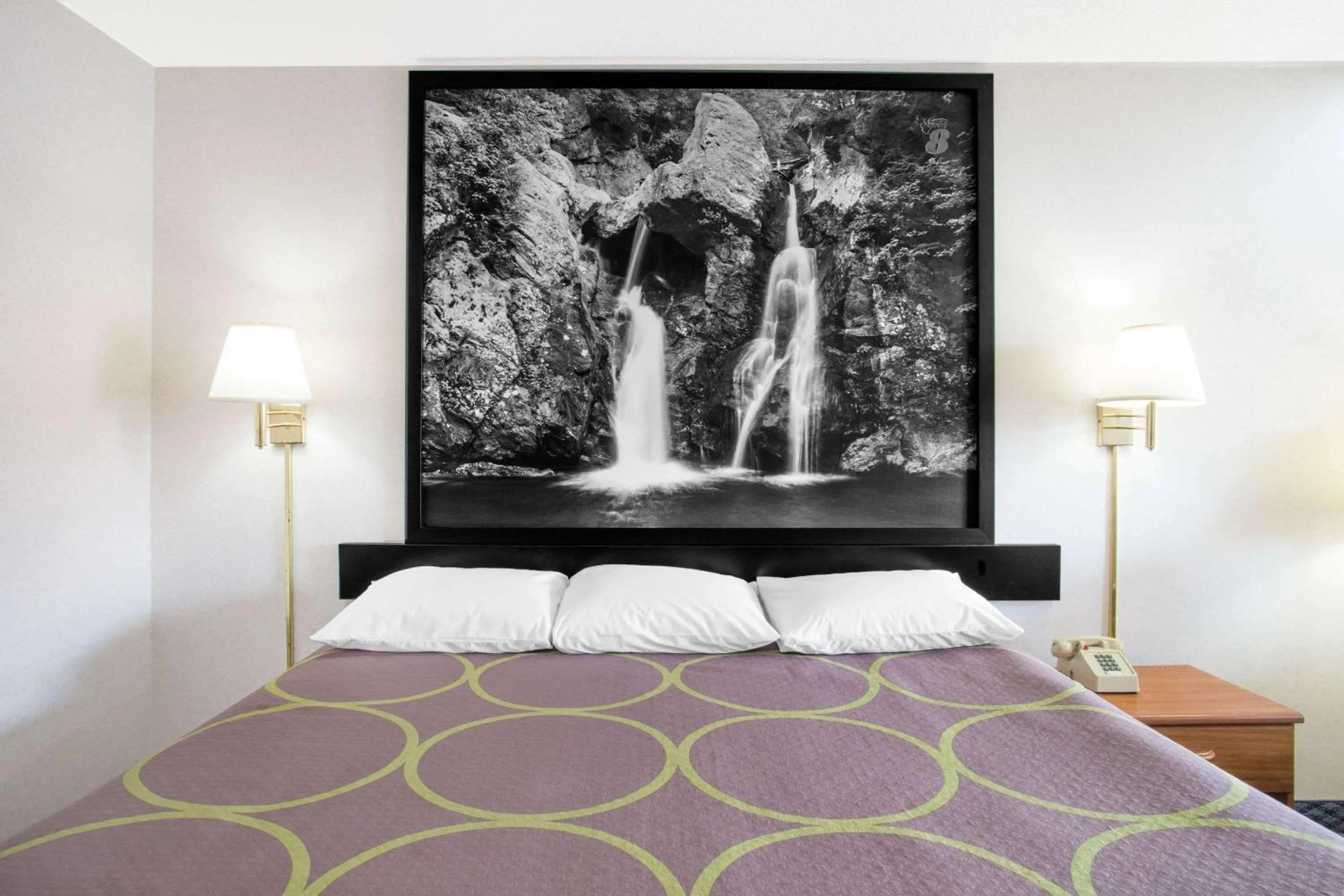 Photo of the whole room, Bed in Super 8 by Wyndham Christiansburg