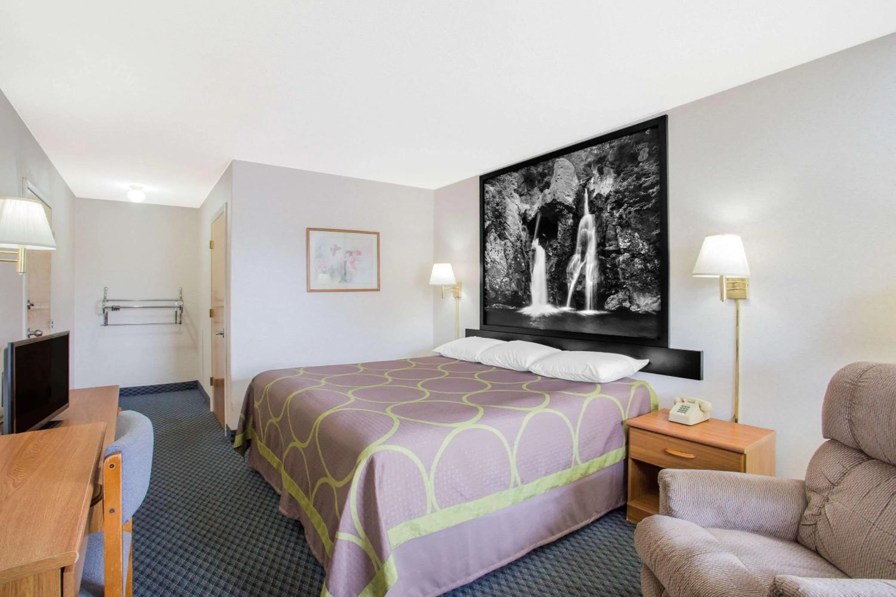 Photo of the whole room, Bed in Super 8 by Wyndham Christiansburg