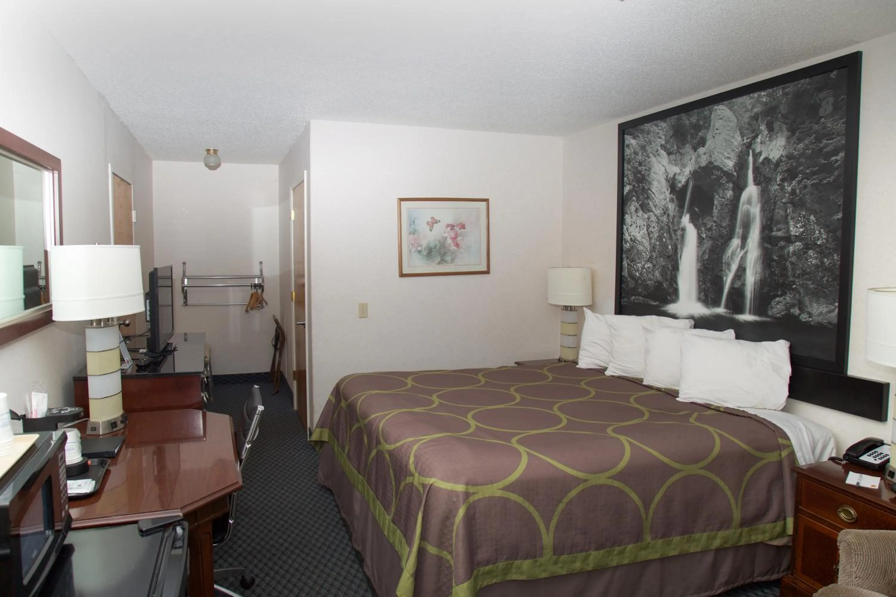 Bedroom, Bed in Super 8 by Wyndham Christiansburg