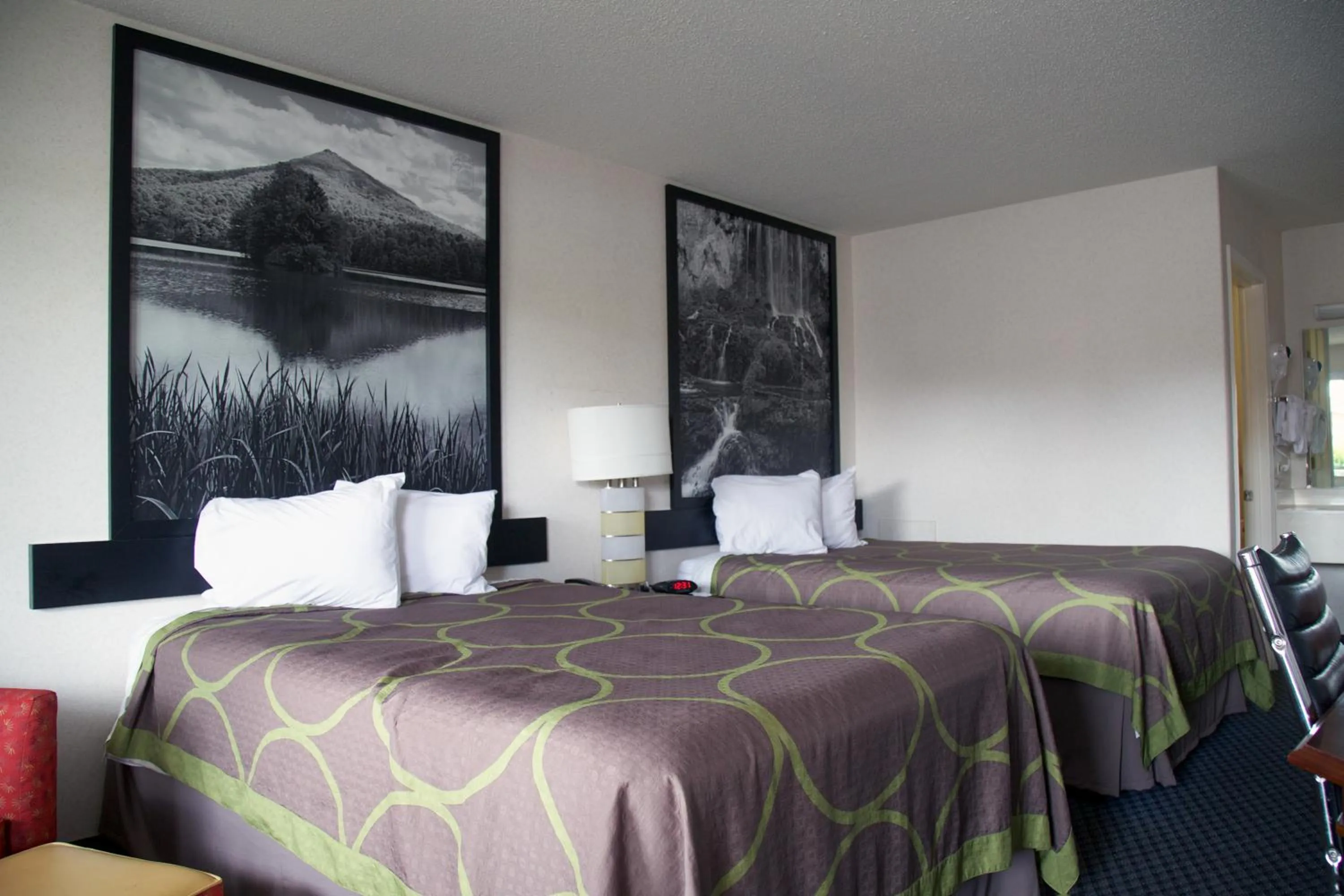 Bedroom, Bed in Super 8 by Wyndham Christiansburg