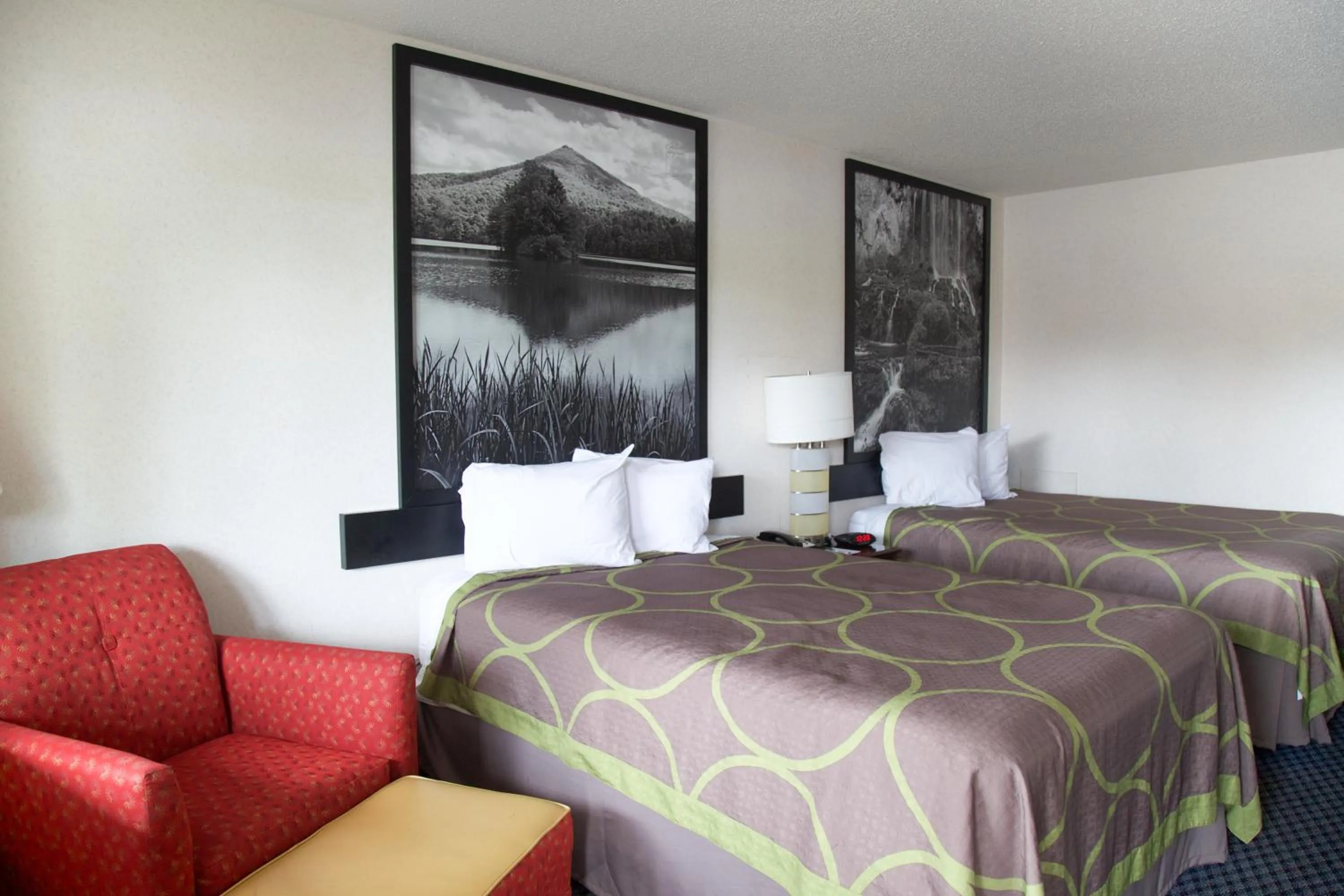 Bedroom, Bed in Super 8 by Wyndham Christiansburg