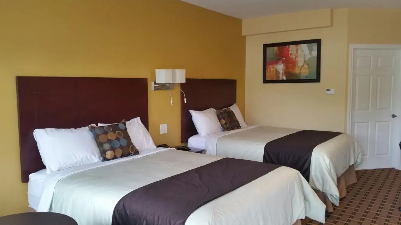 Queen Room with Two Queen Beds in Fox Motor Inn Queen Room with Two Queen Beds in Fox Motor Inn