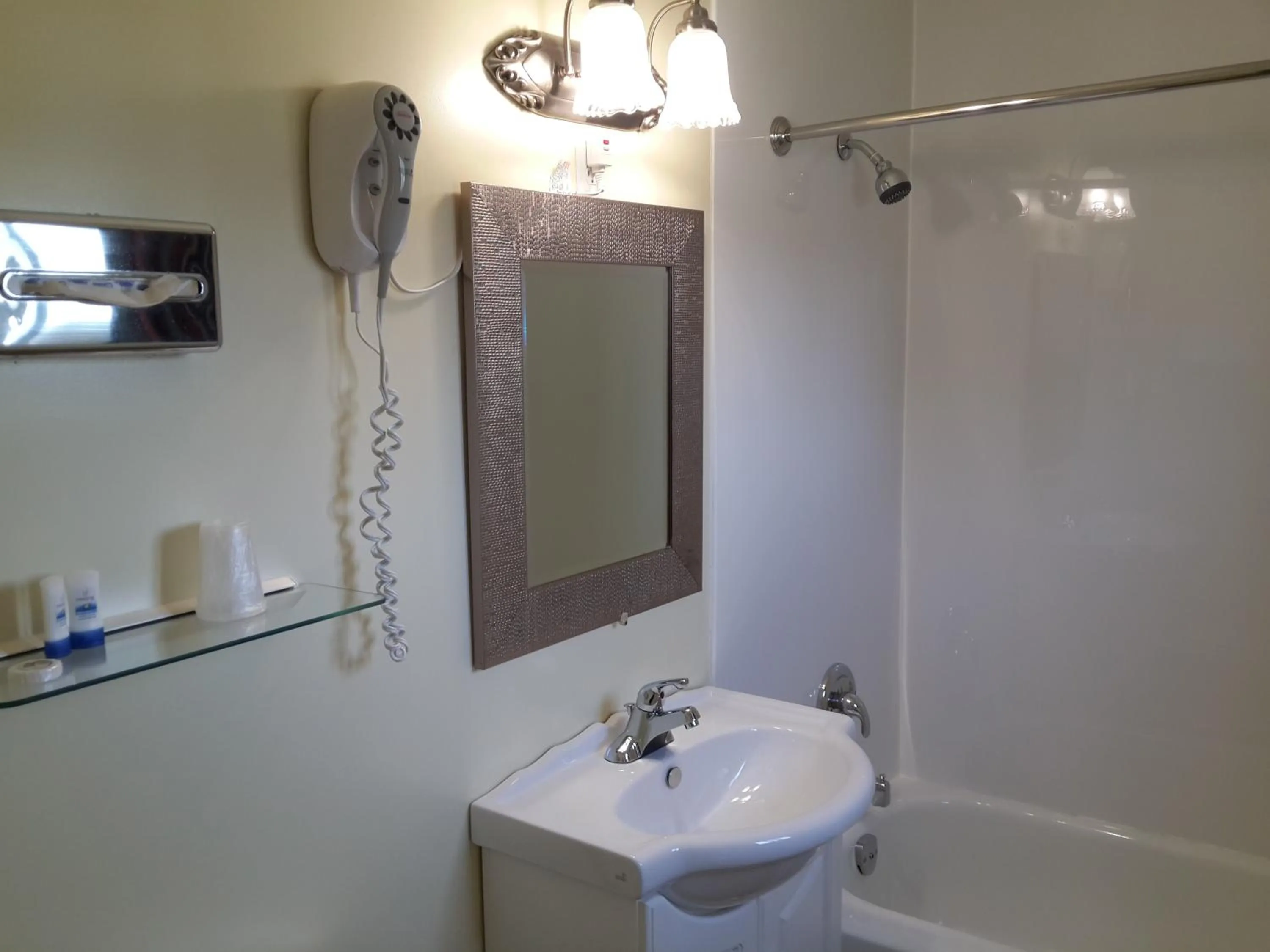 Bathroom in Fox Motor Inn