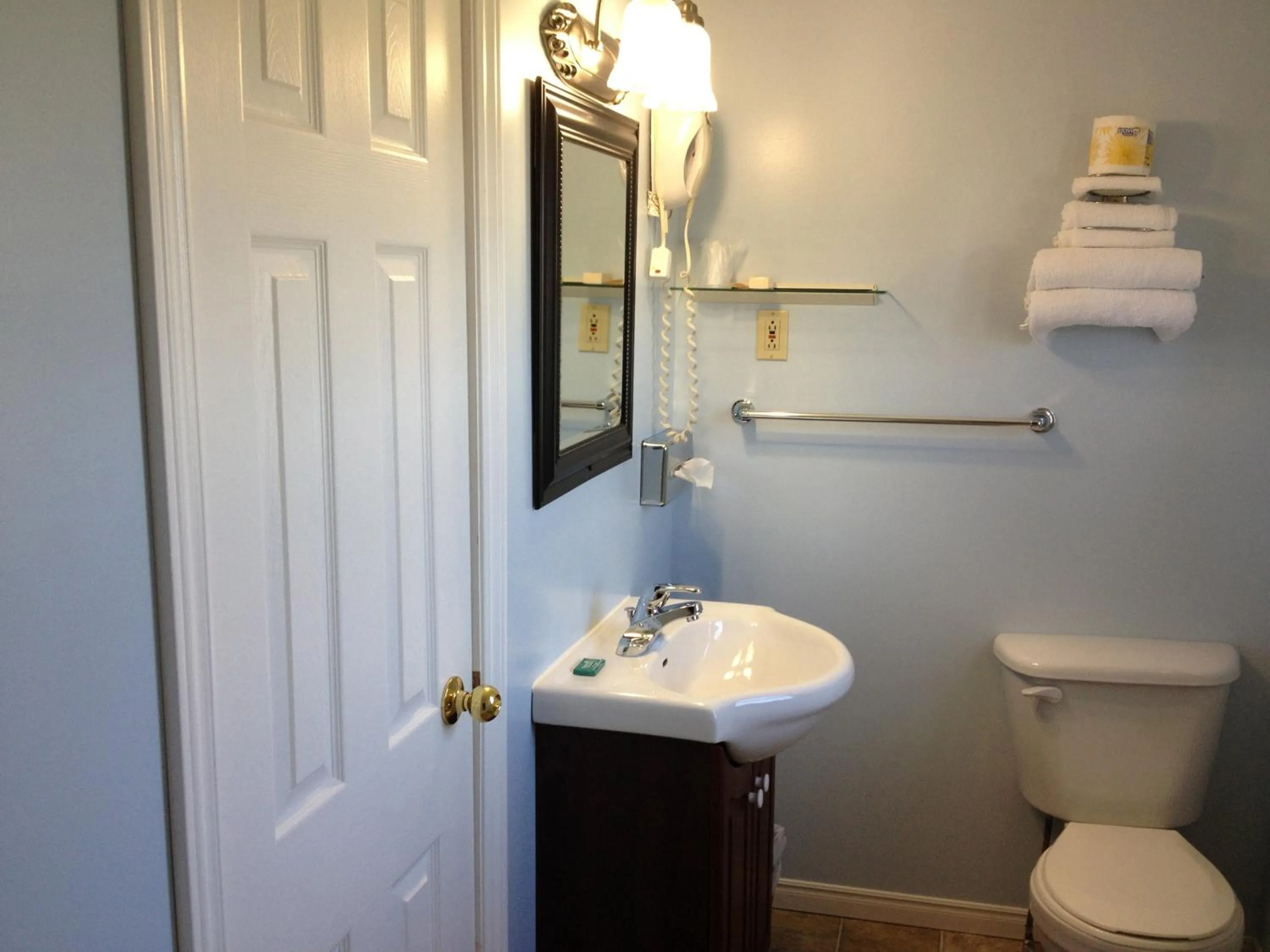 Bathroom in Fox Motor Inn