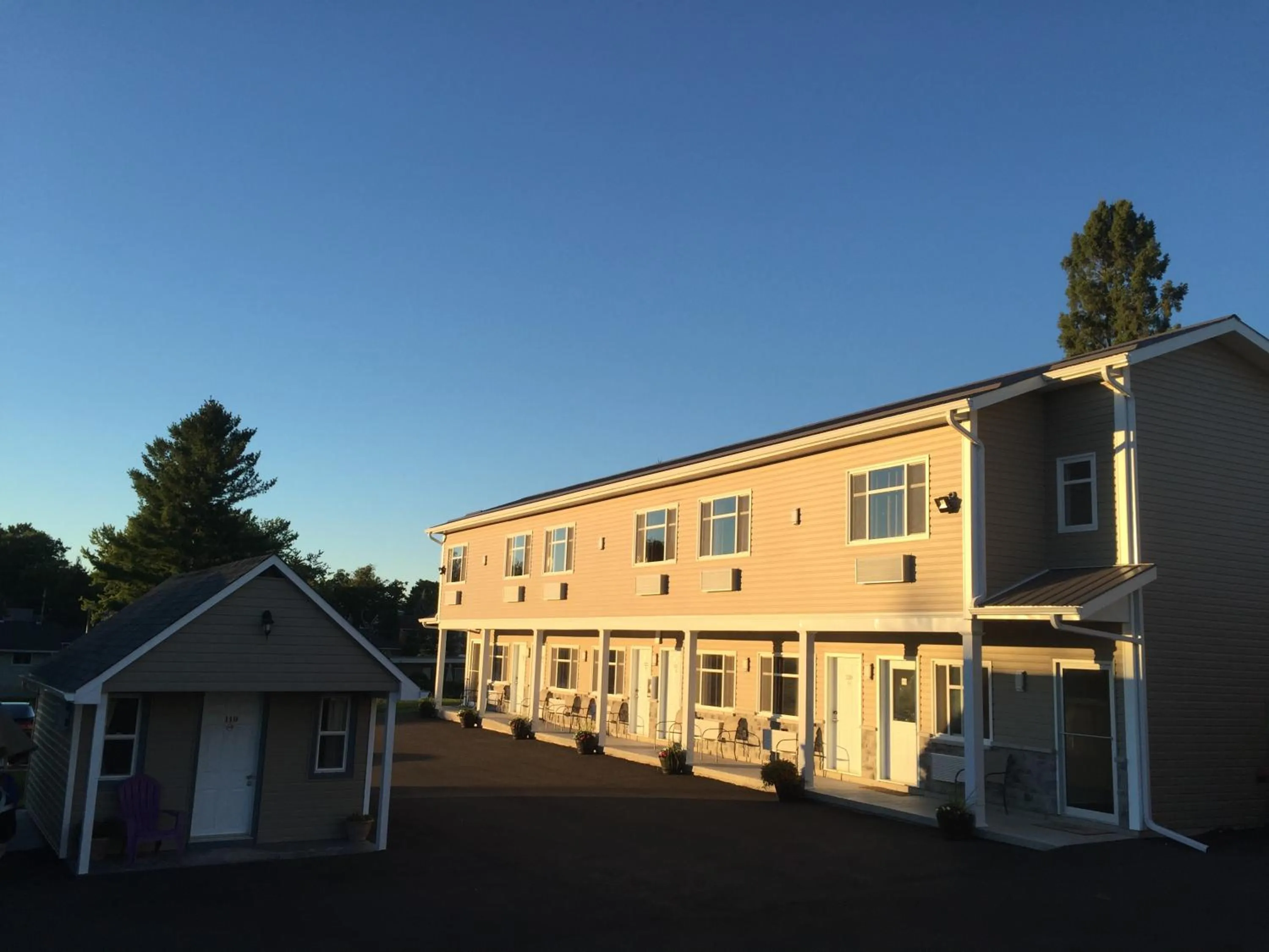 Property building in Fox Motor Inn