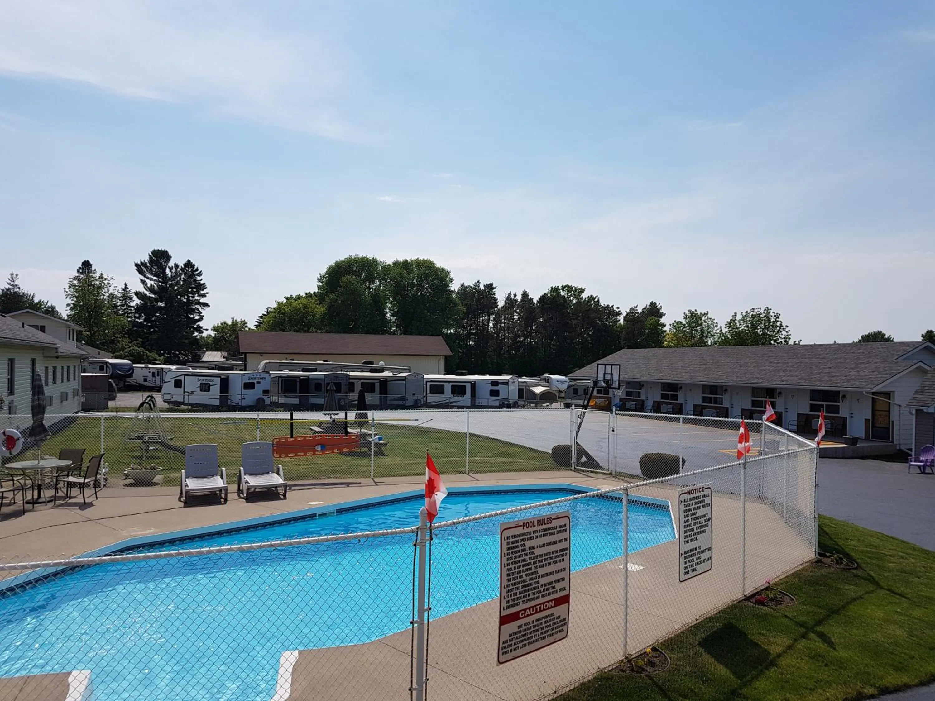 Swimming pool in Fox Motor Inn
