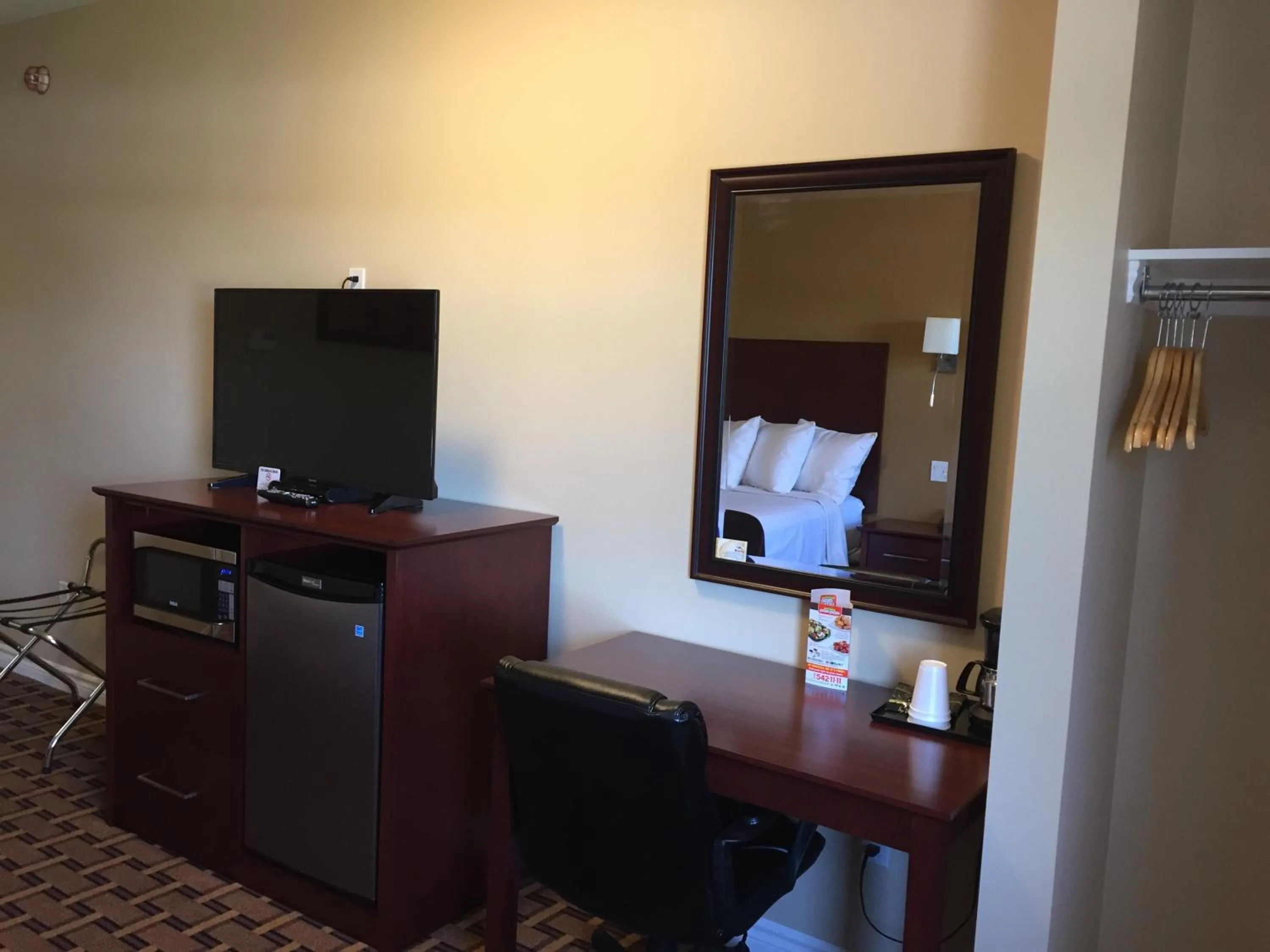 TV and multimedia, Bed in Fox Motor Inn