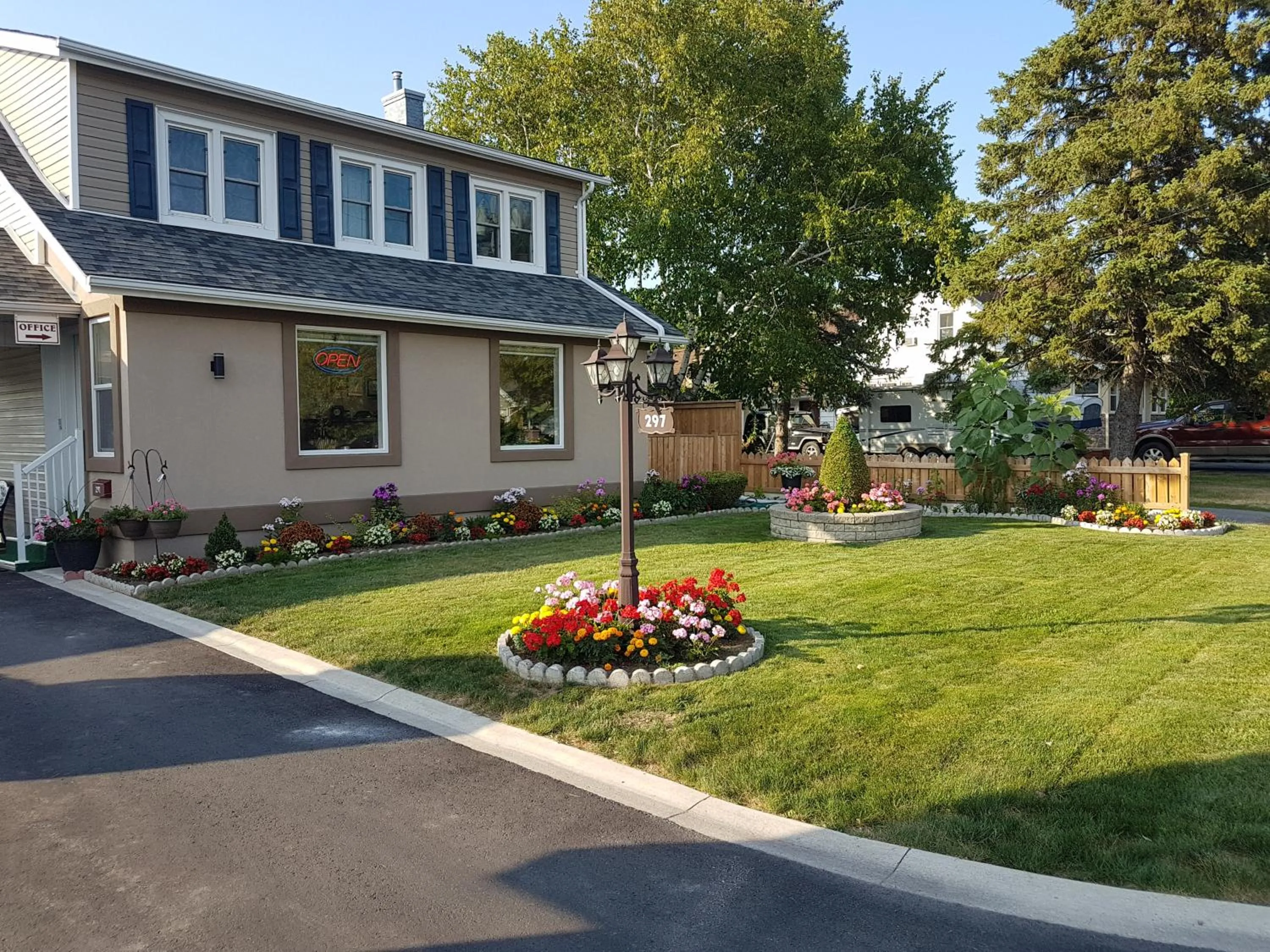 Facade/entrance in Fox Motor Inn