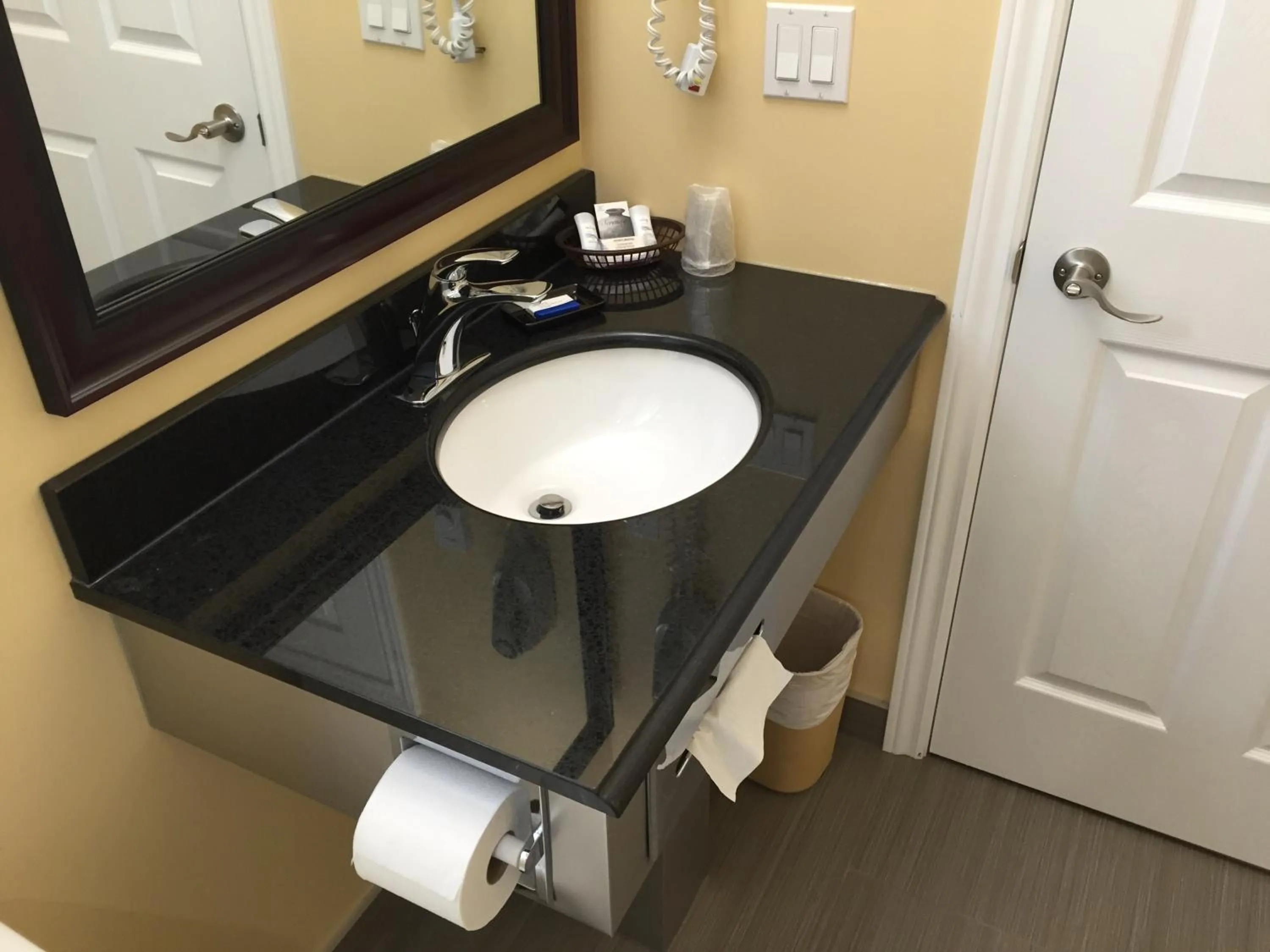 Bathroom in Fox Motor Inn