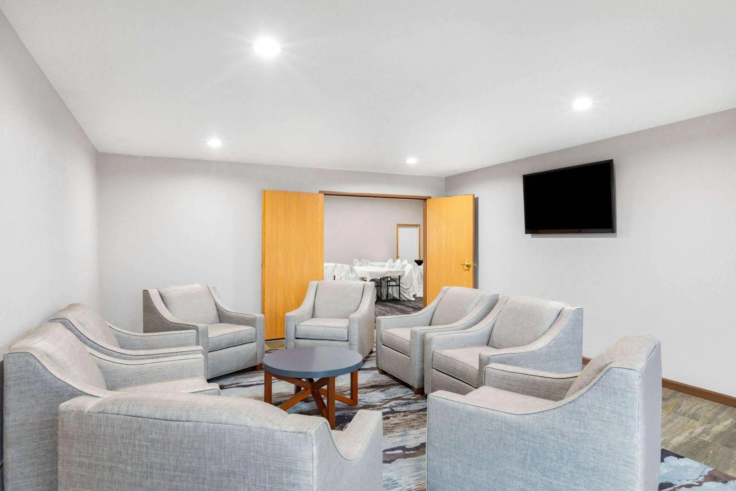 Meeting/conference room in AmericInn by Wyndham Pella