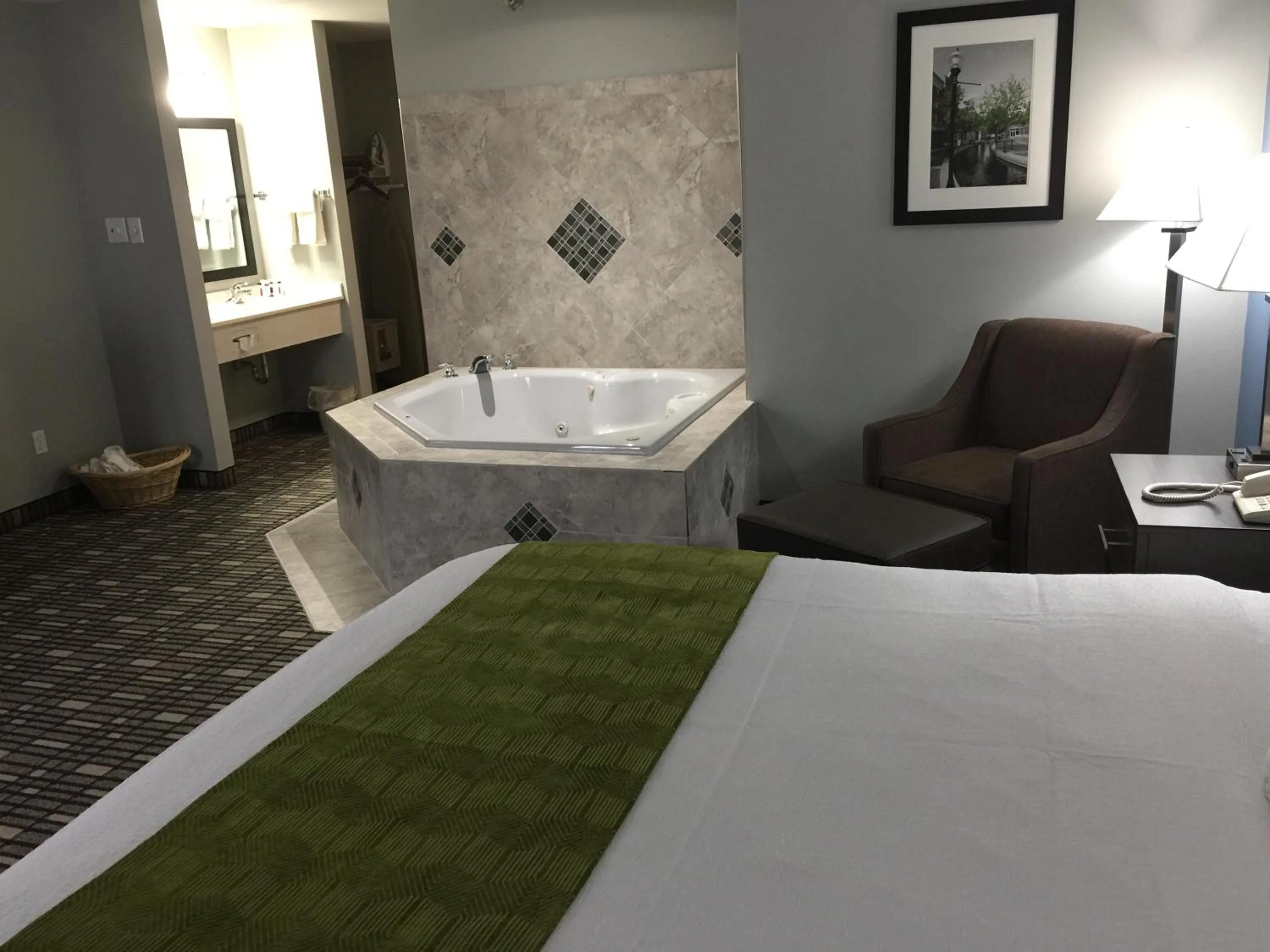 Hot Tub, Bed in Baymont by Wyndham Pella