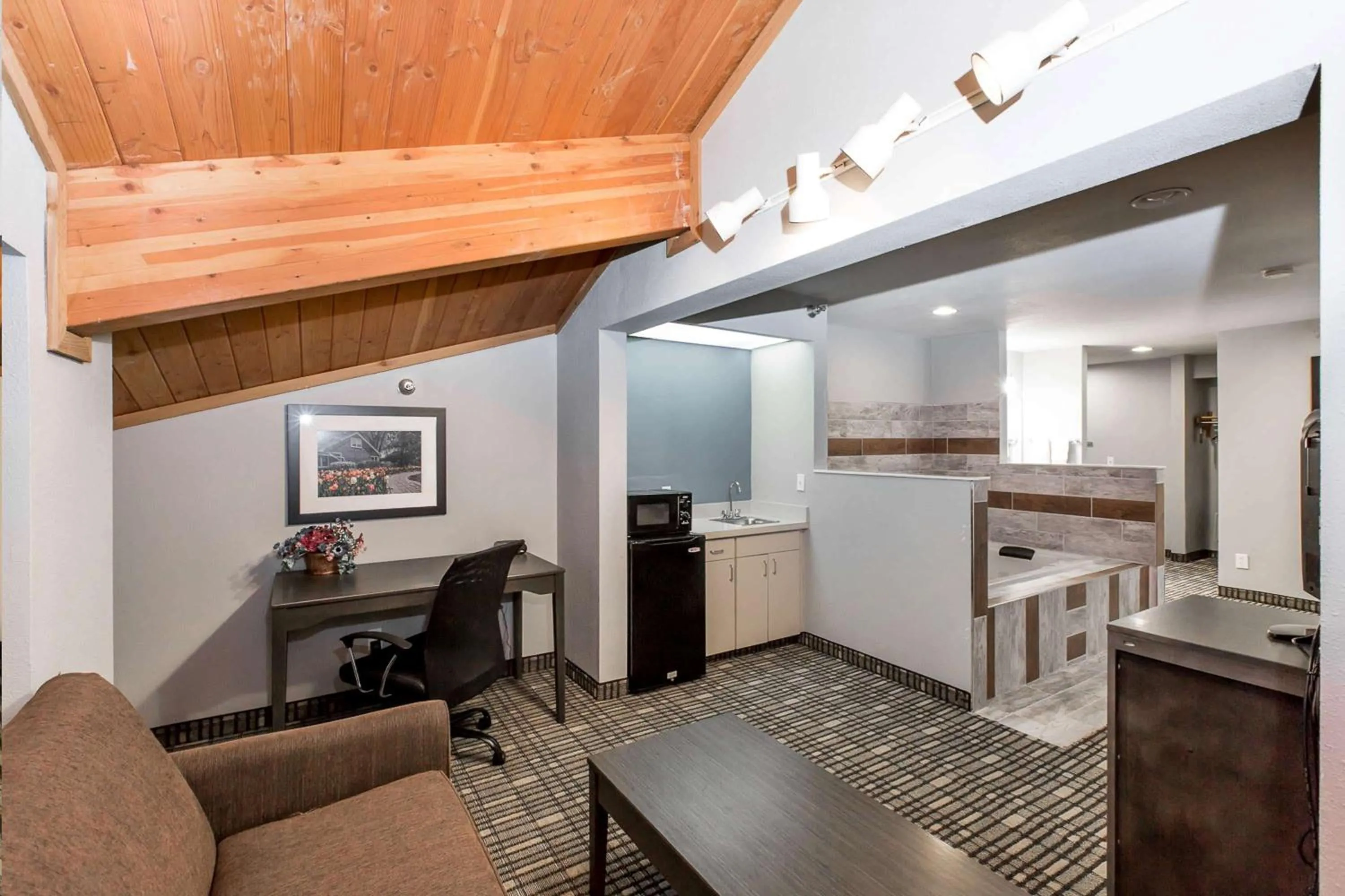 Photo of the whole room in Baymont by Wyndham Pella