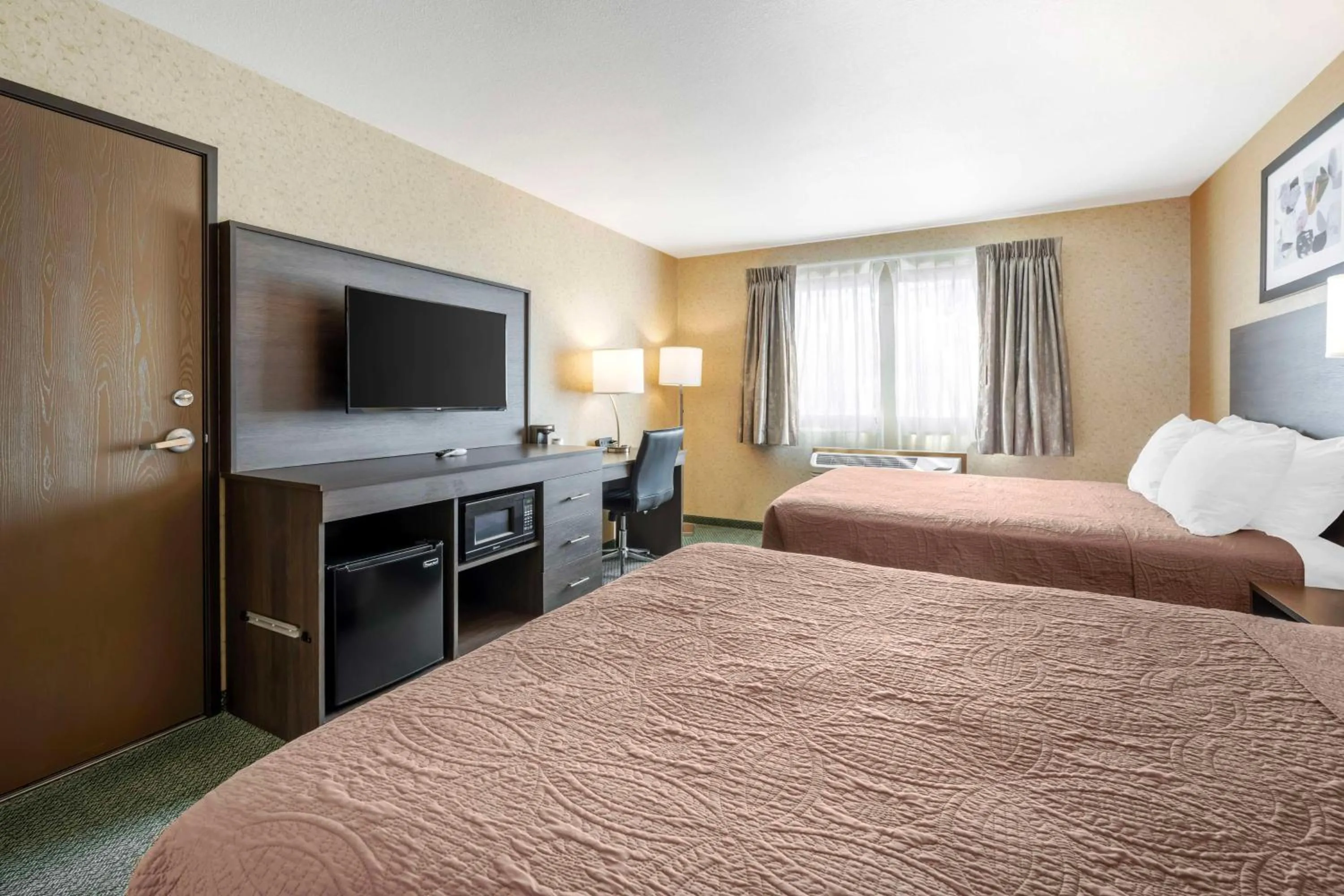 Bedroom, Bed in SureStay Plus by Best Western Enterprise