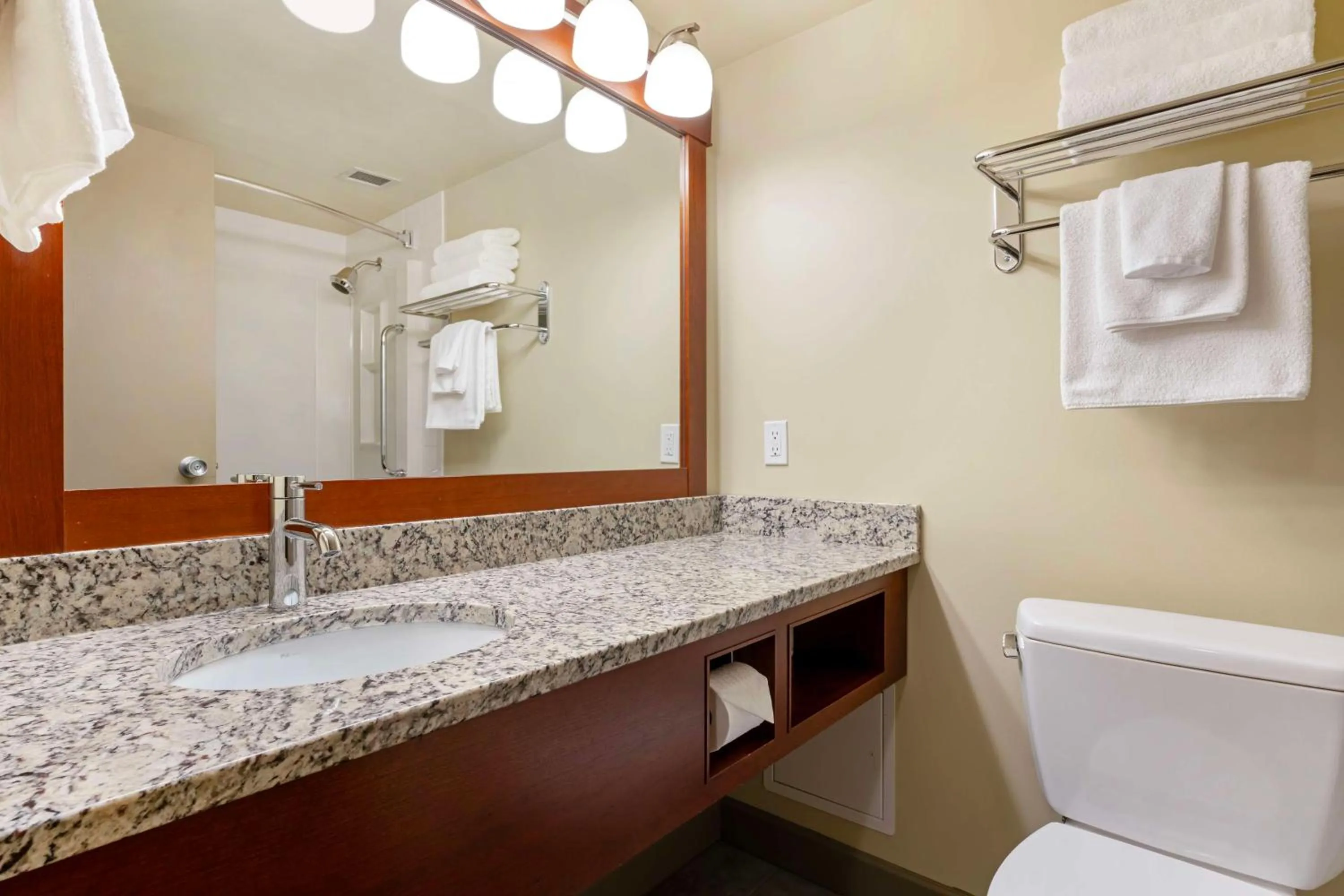 Bathroom in Best Western Plus Barclay Hotel