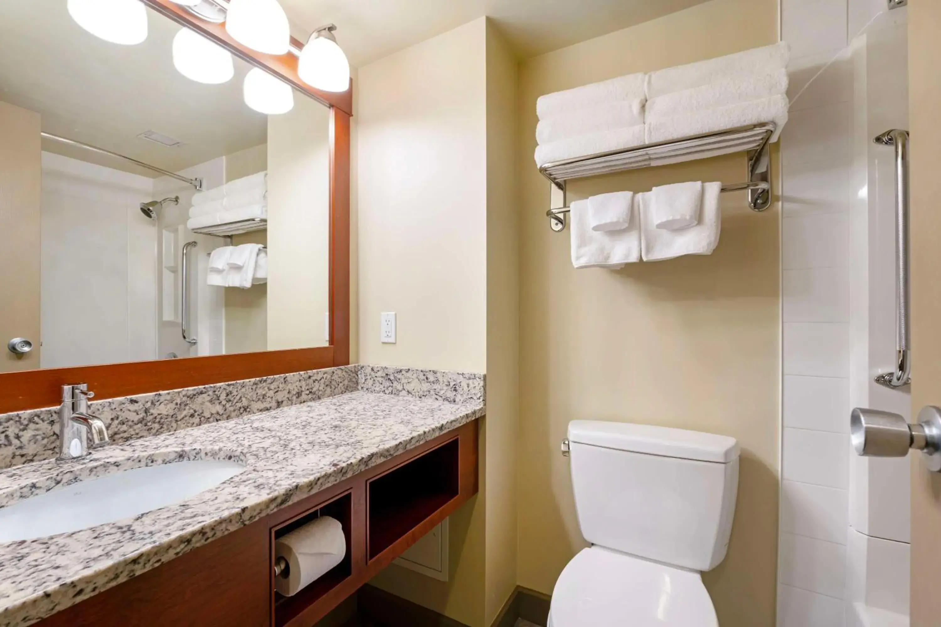 Bathroom in Best Western Plus Barclay Hotel Bathroom in Best Western Plus Barclay Hotel