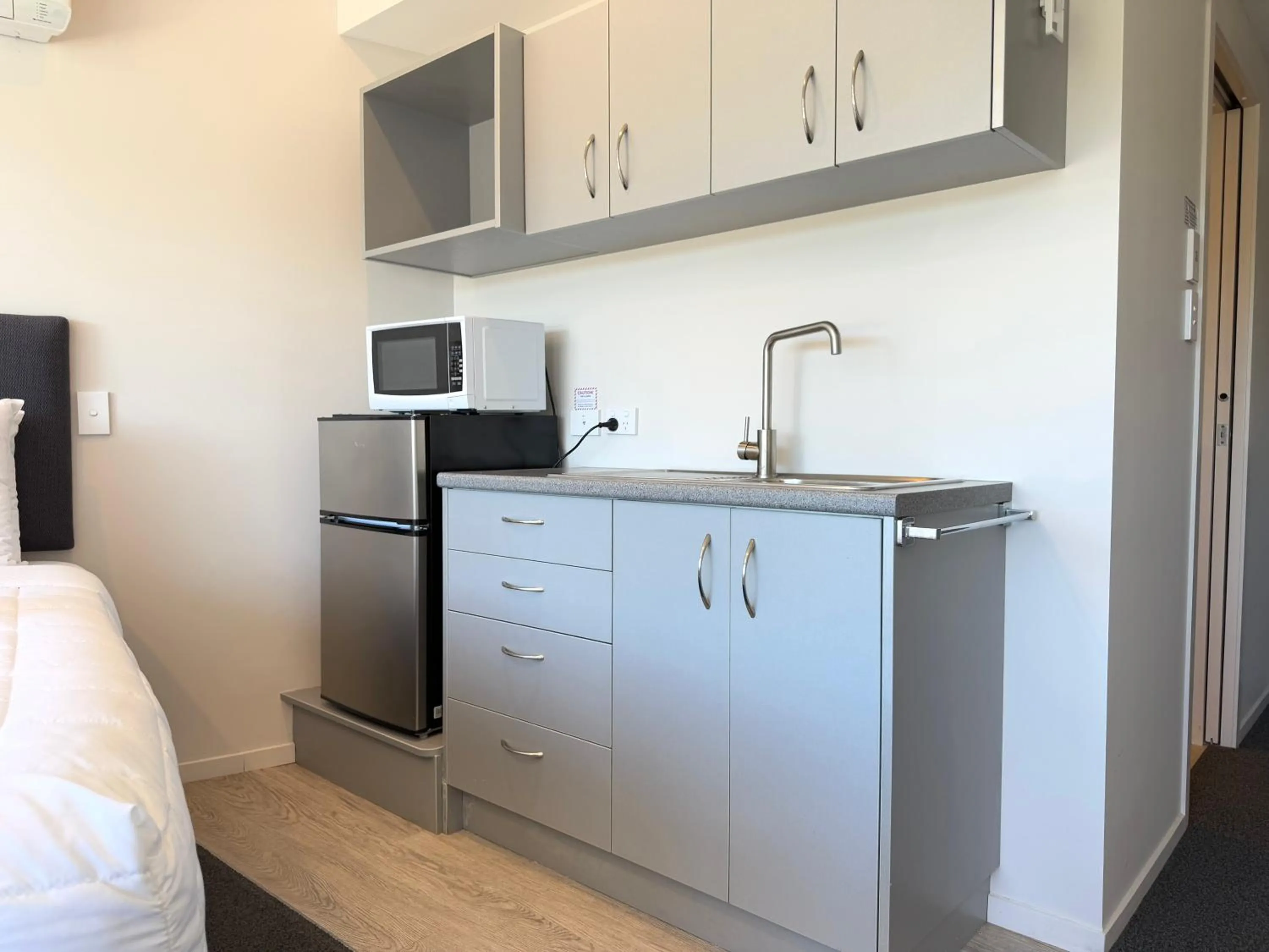 Kitchen or kitchenette, Bed in Bluewater Hotel