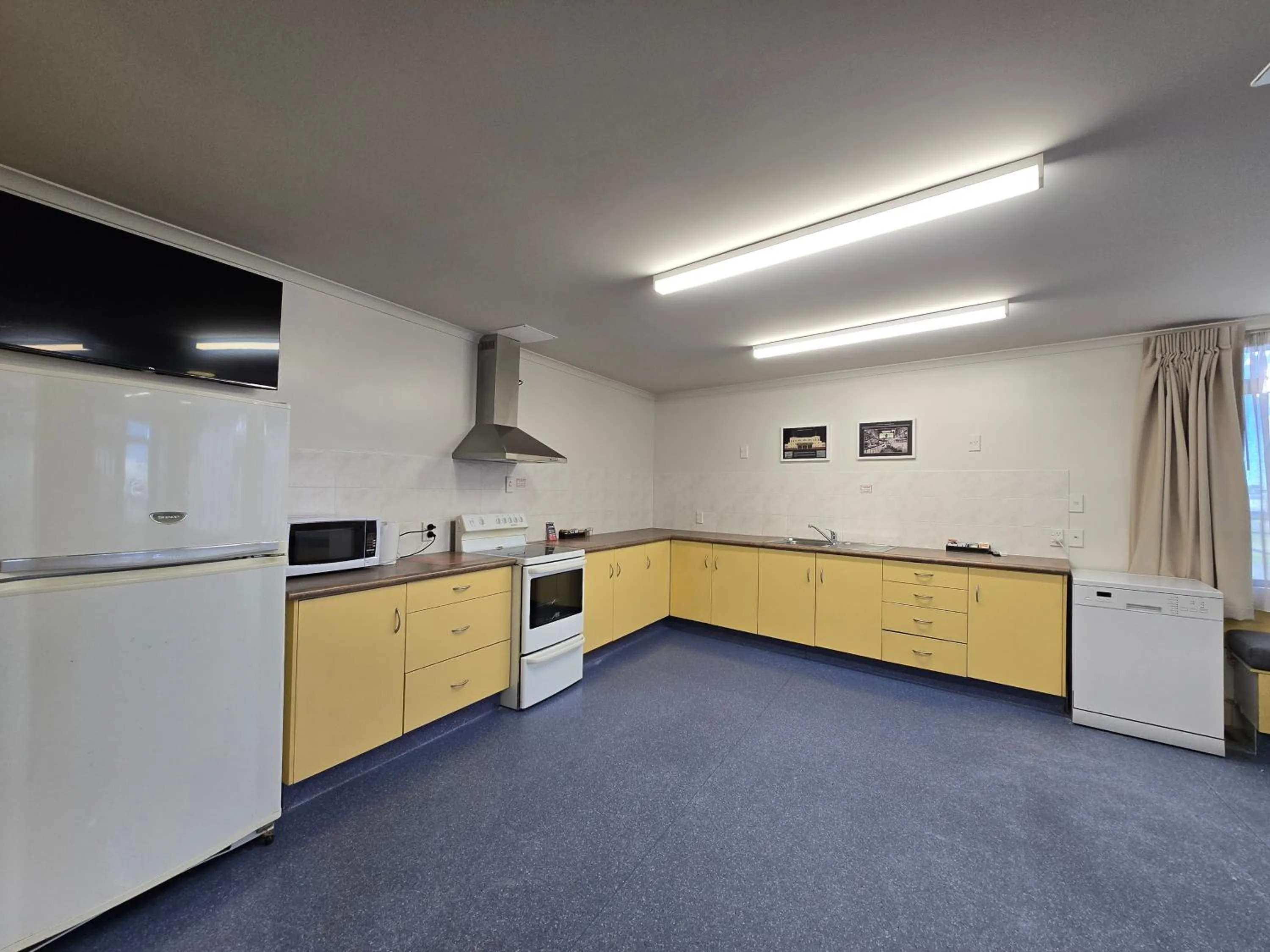 Kitchen or kitchenette in Bluewater Hotel