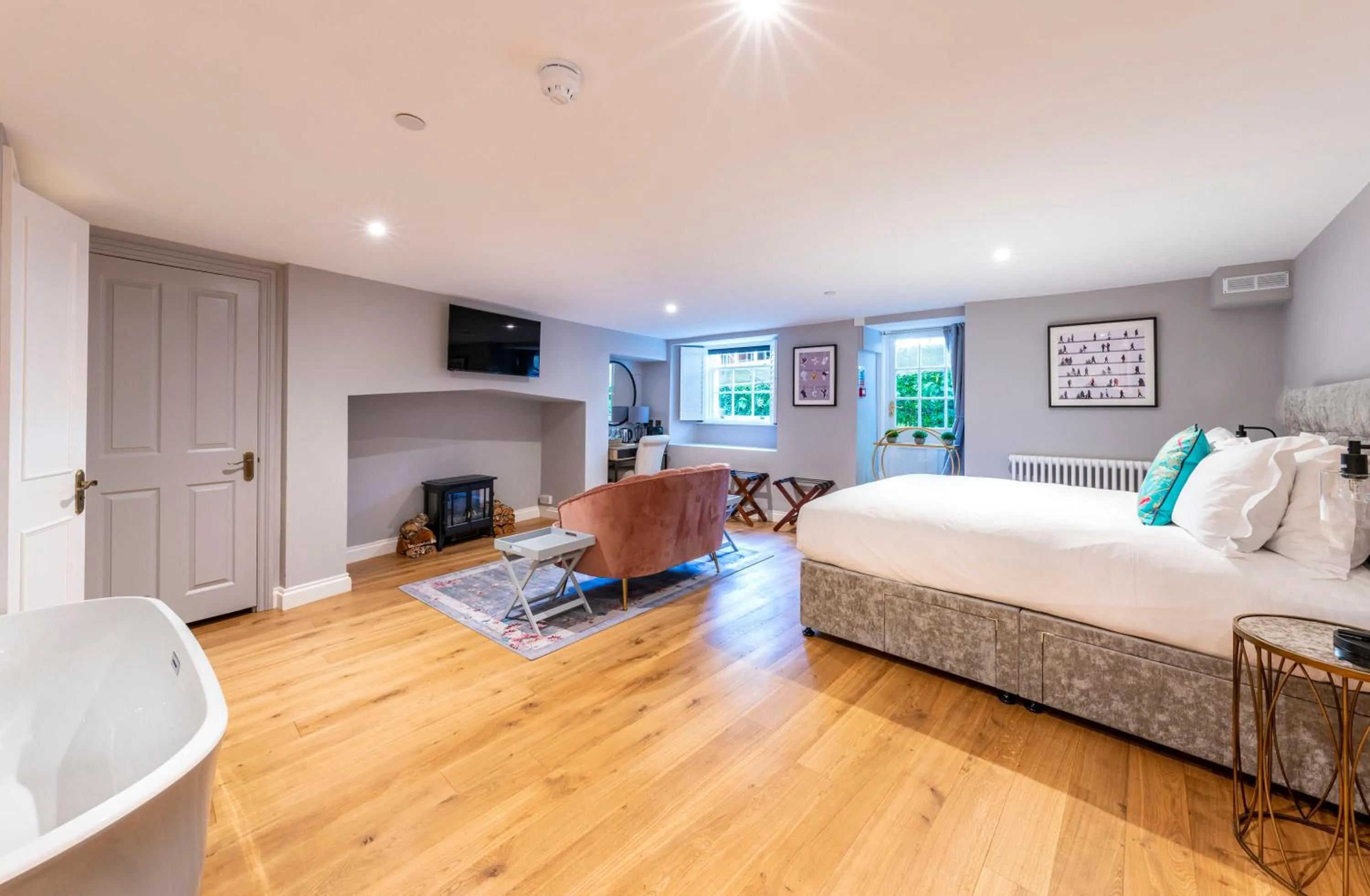 Photo of the whole room, Bed in Eight