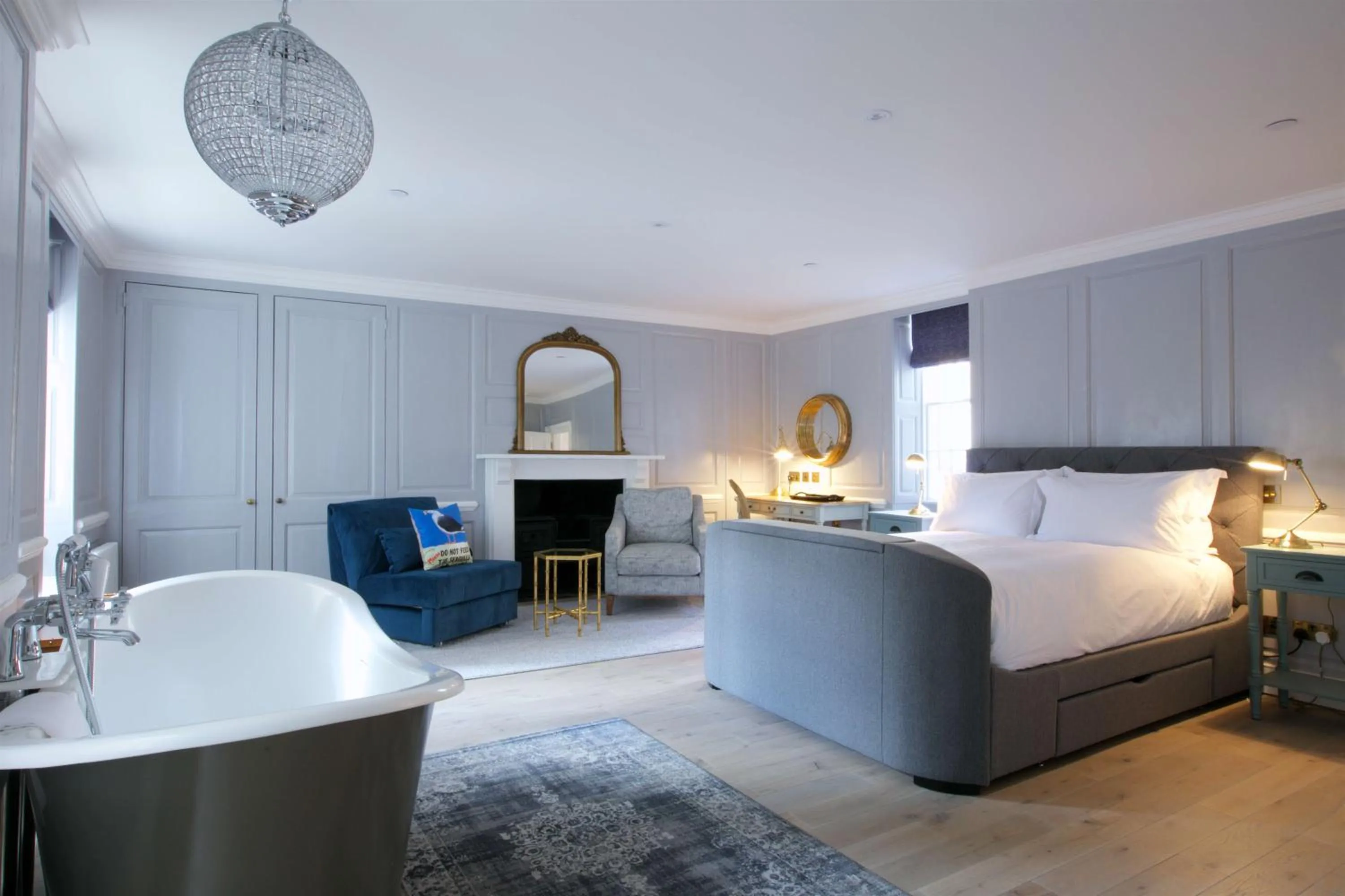 Seating area, Bed in Eight