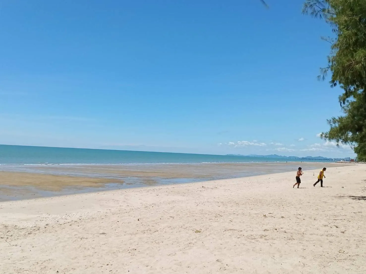 Beachfront Hotel Cha Am