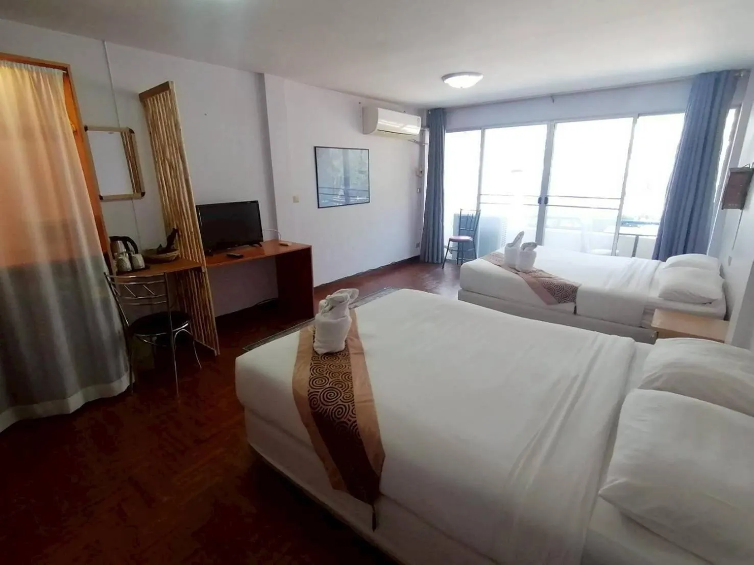 Bed in Beachfront Hotel Cha Am